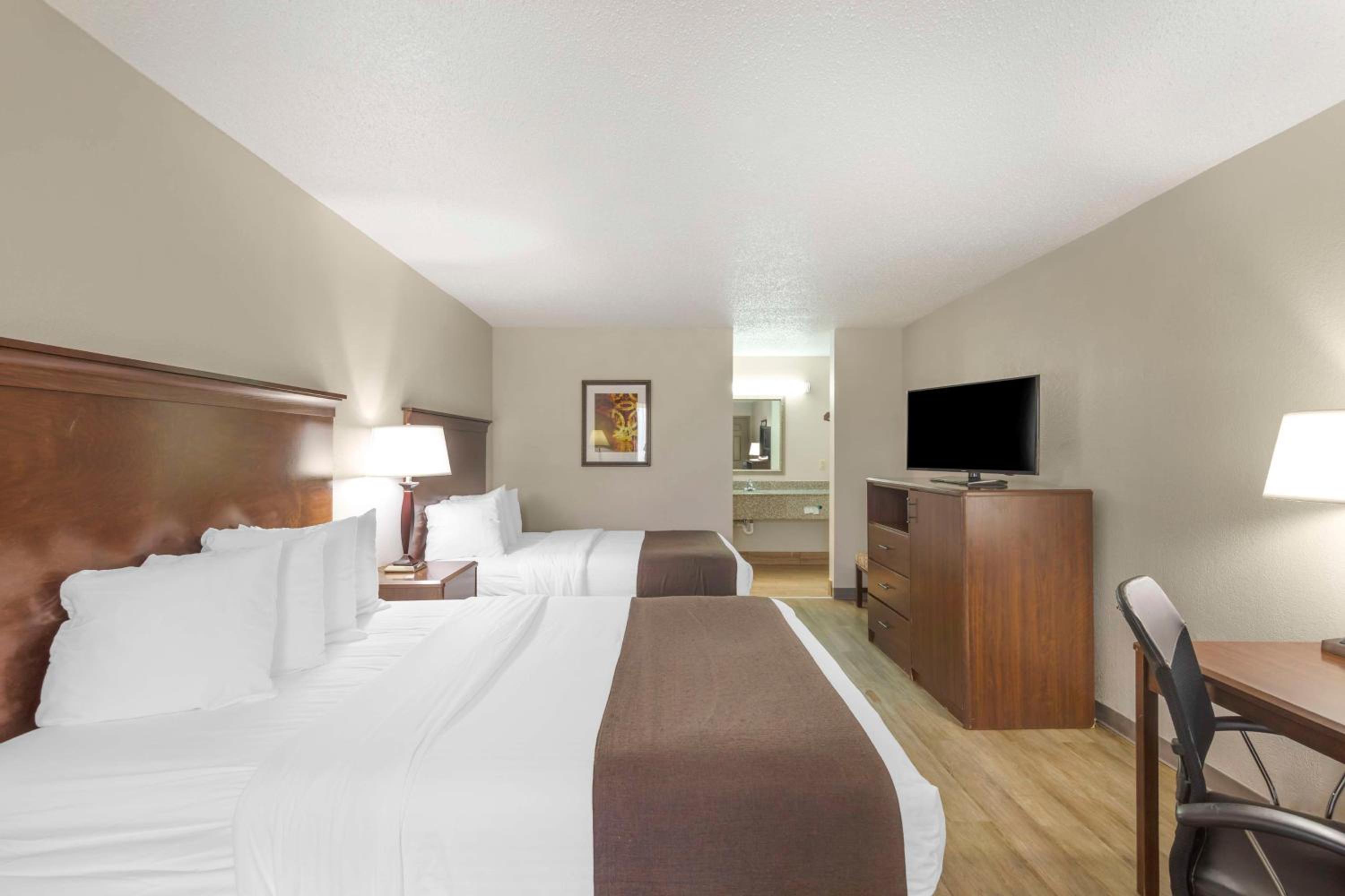 Queen Room with Two Queen Beds - Non-Smoking - Photo 3
