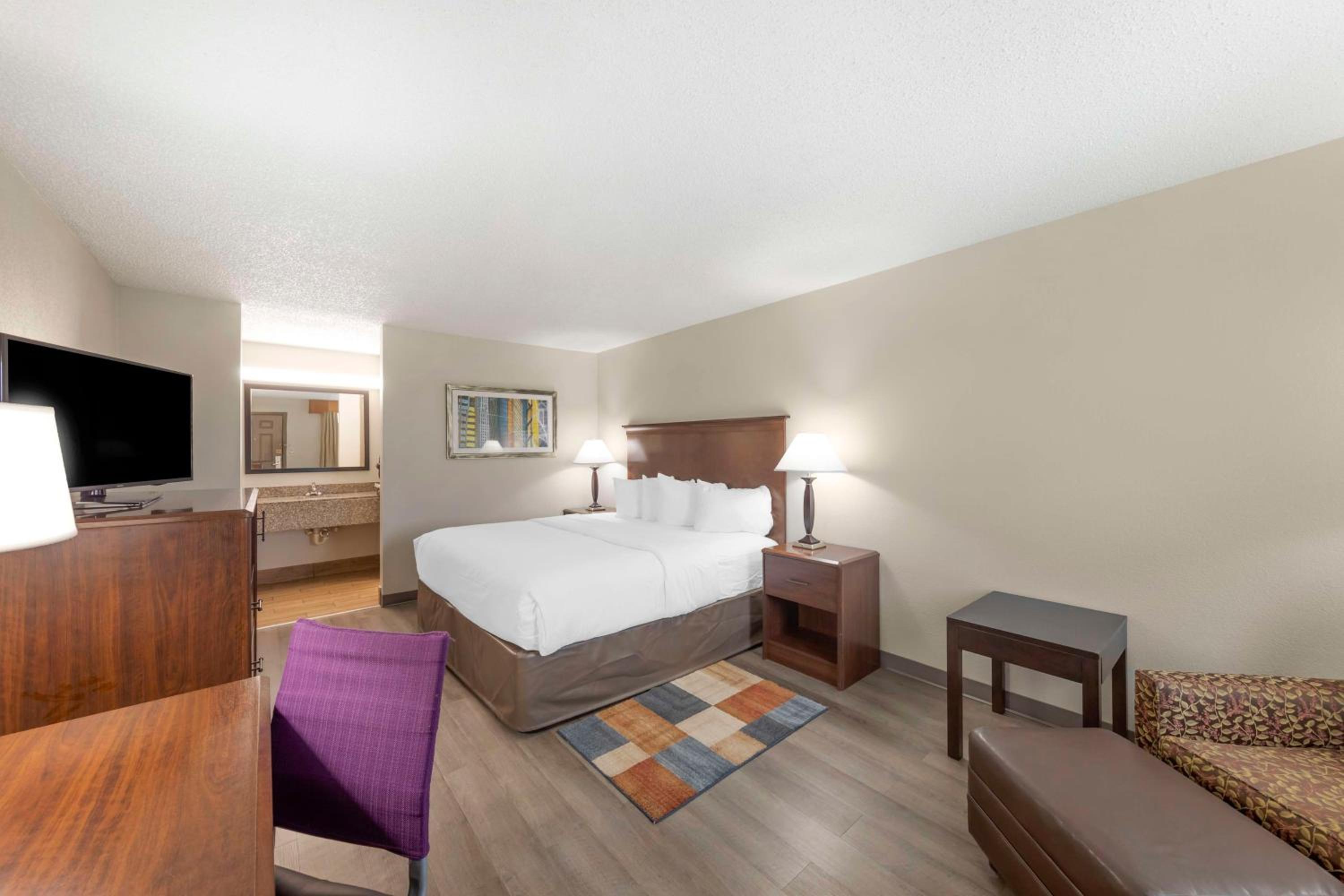 Queen Room - Pet Friendly/Non-Smoking - Photo 2