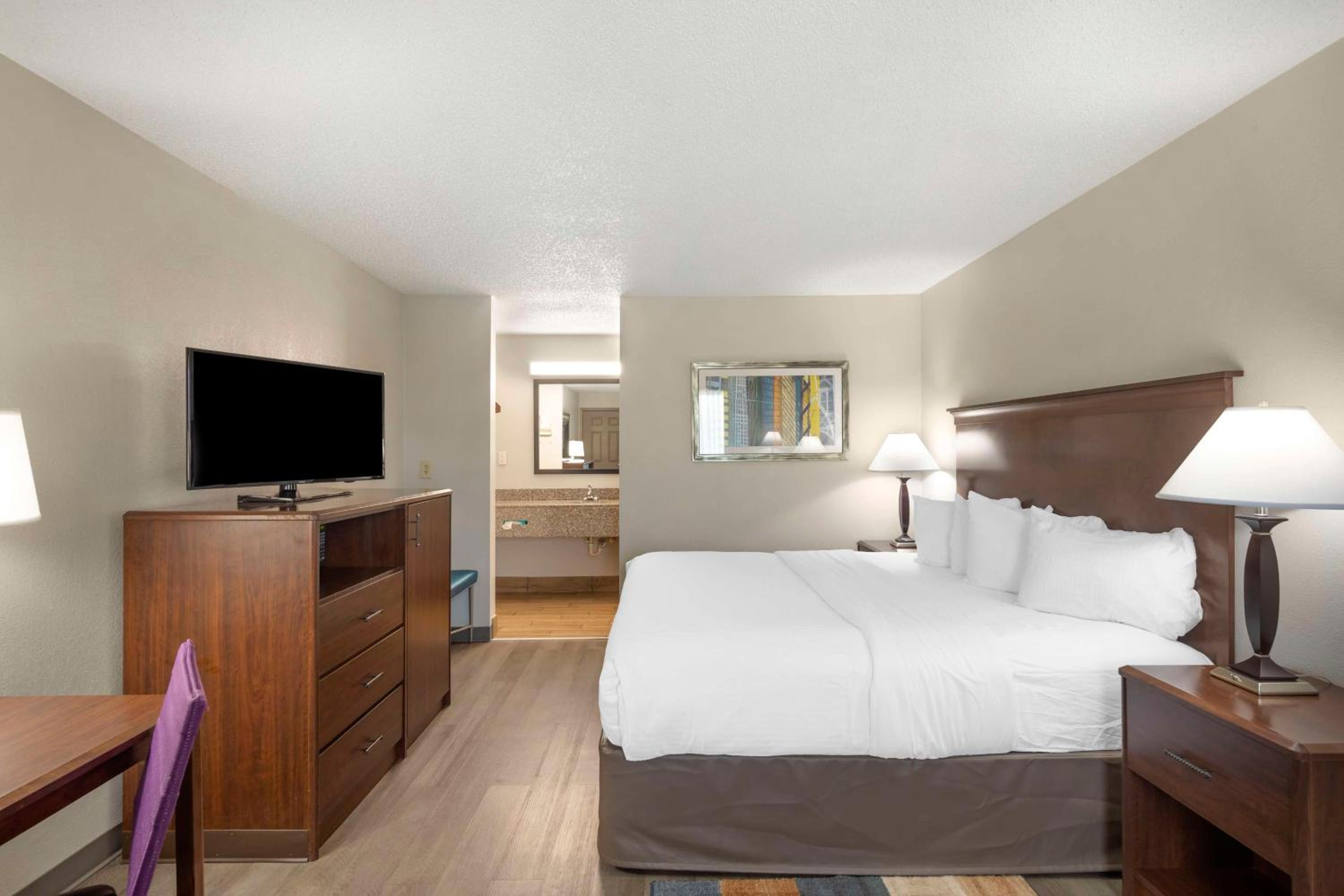 Queen Room - Pet Friendly/Non-Smoking - Photo 4