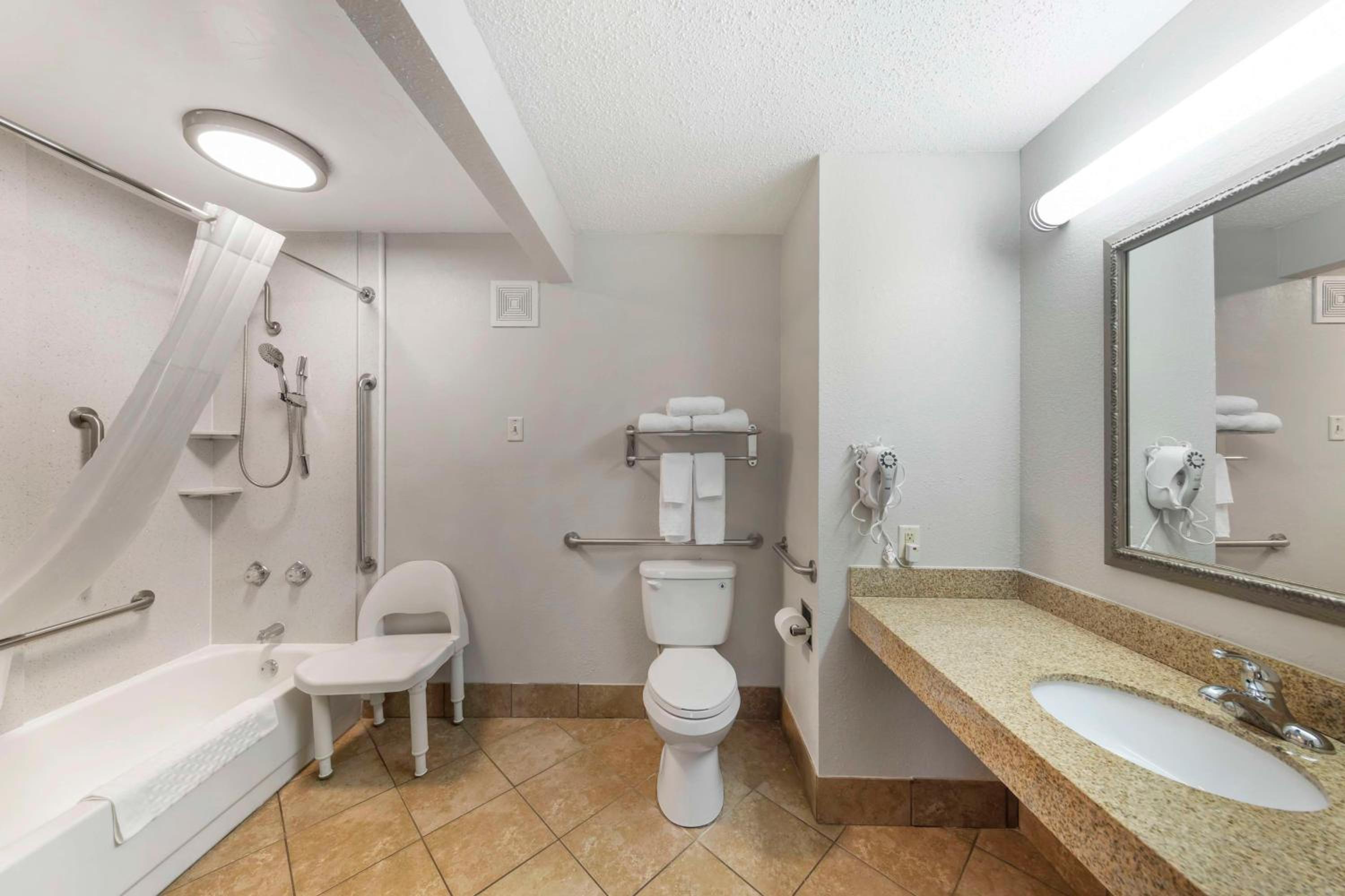 Queen Room with Bath Tub - Disability Access/Non-Smoking - Photo 4