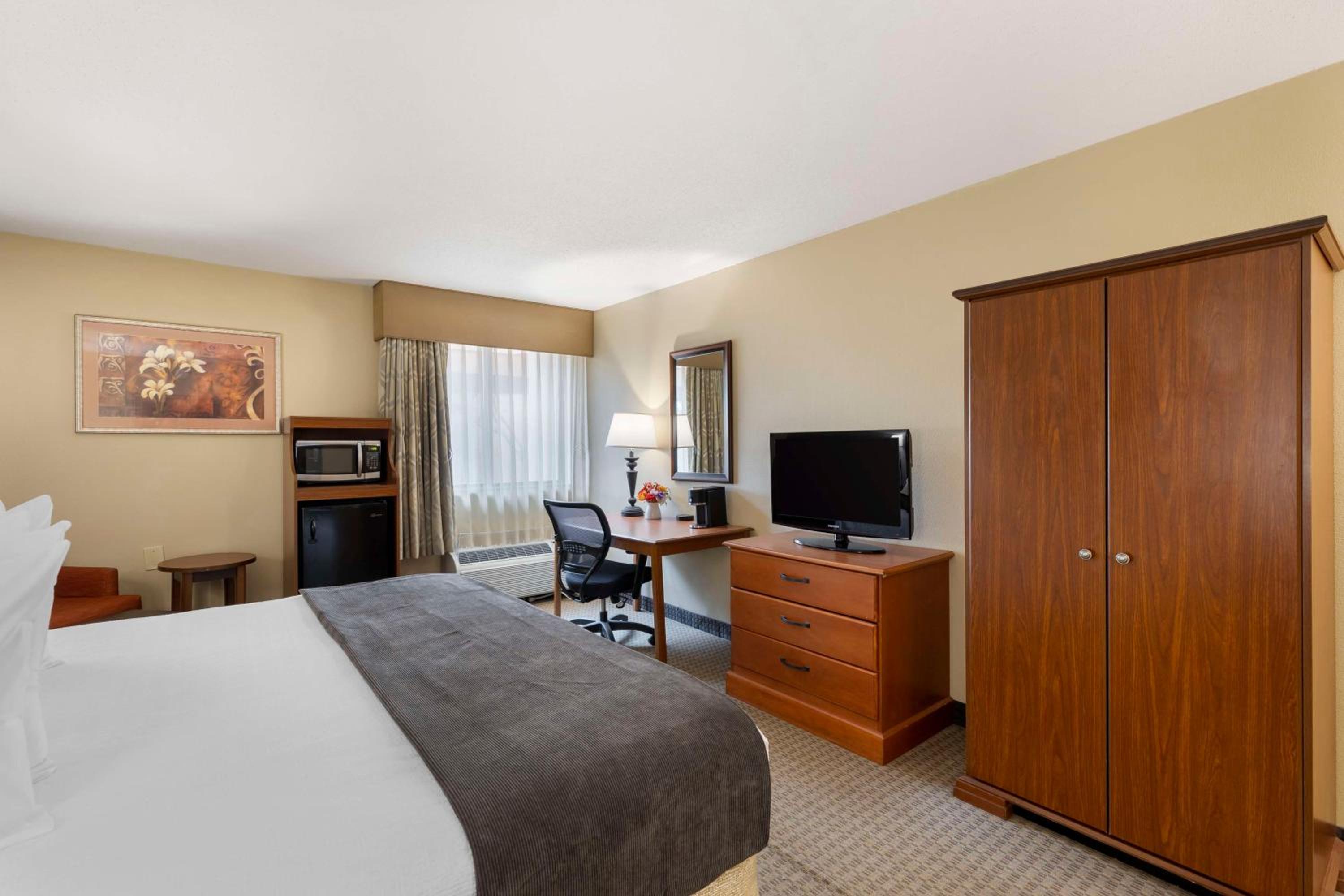 King Room with Bath Tub - Disability Access/Non-Smoking  photo 3