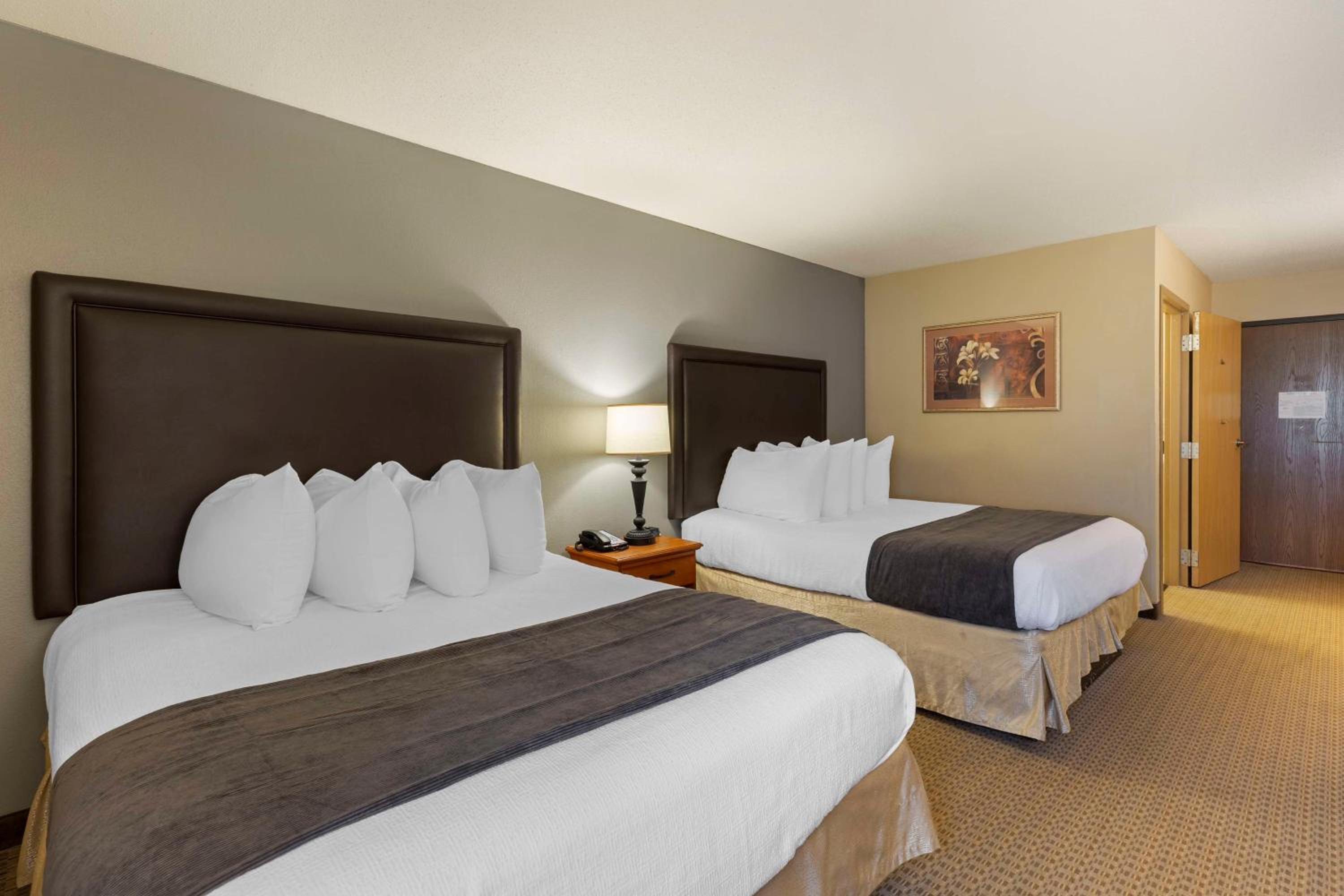 Queen Room with Two Queen Beds and Bath Tub - Disability Access/Non-Smoking