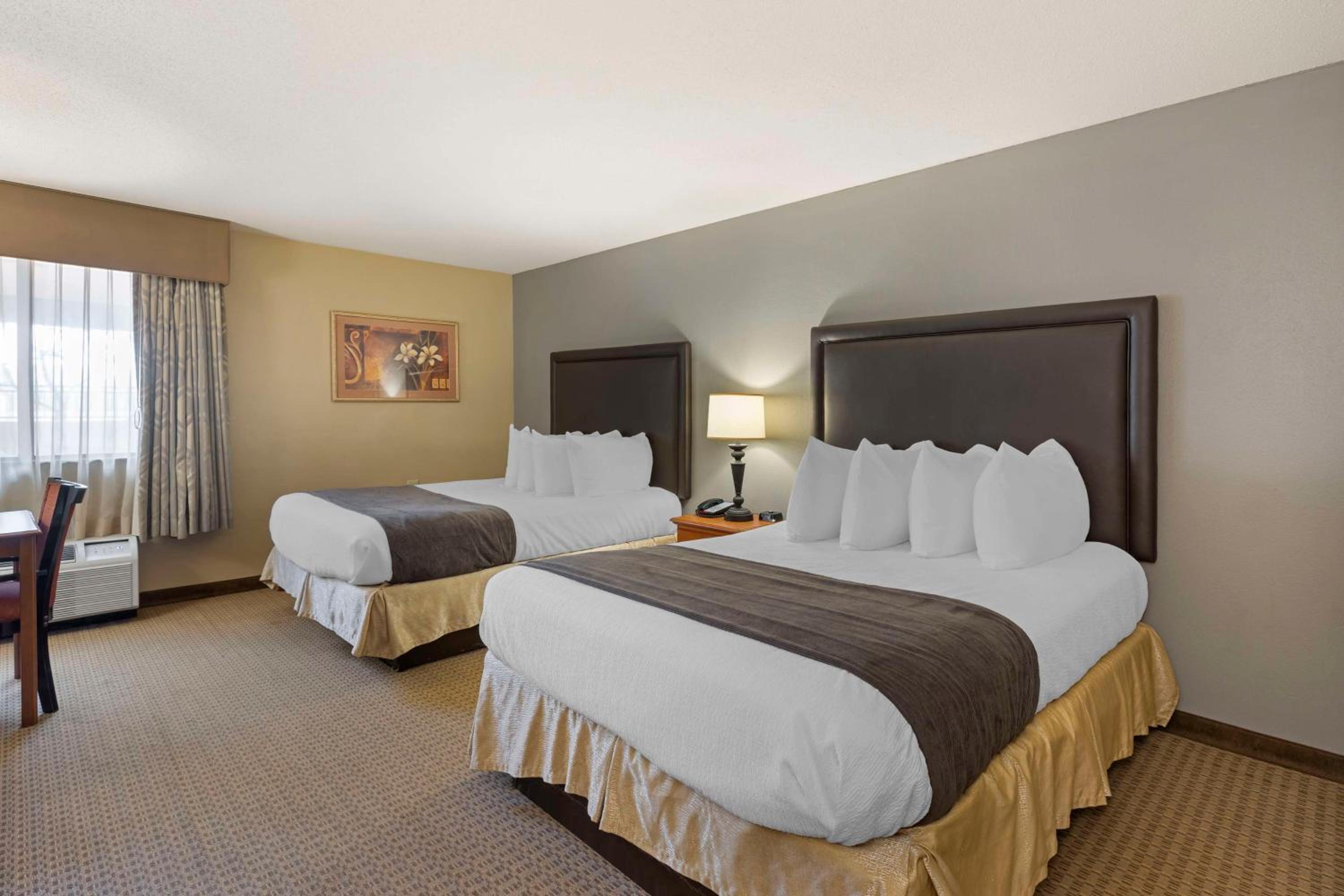 Queen Room with Two Queen Beds and Bath Tub - Disability Access/Non-Smoking  photo 3