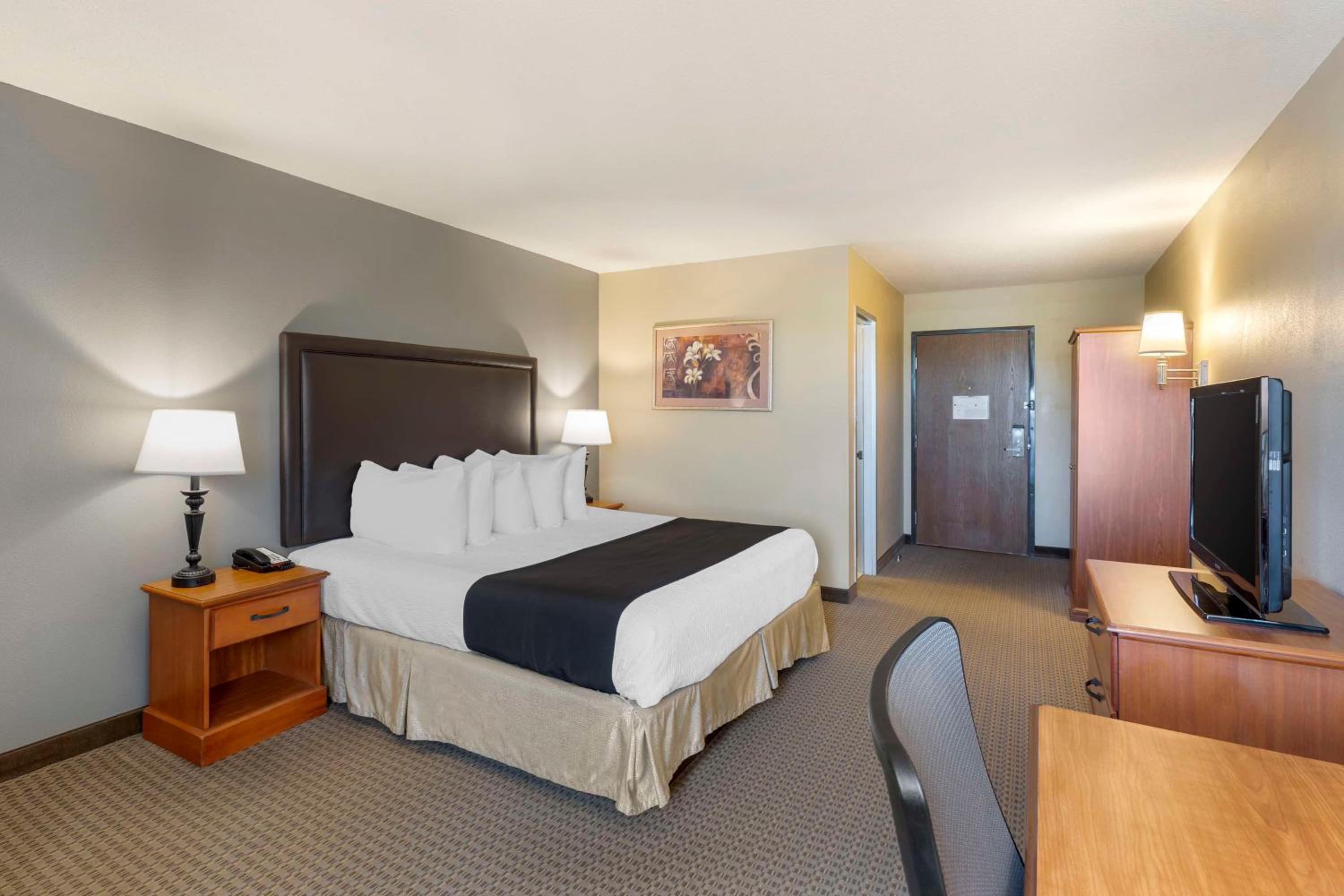 King Room with Whirlpool - Non-Smoking photo 3