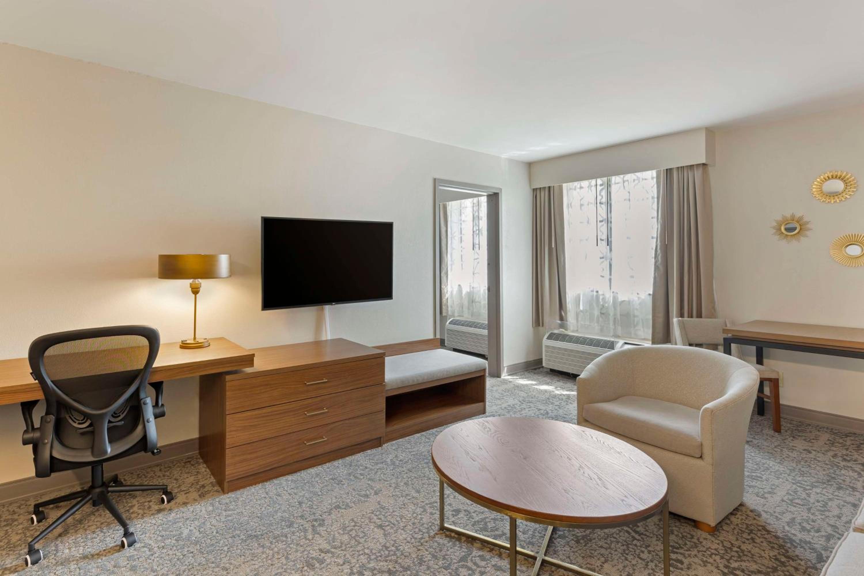 Queen Suite - Upper Floor - Non-Smoking photo 2