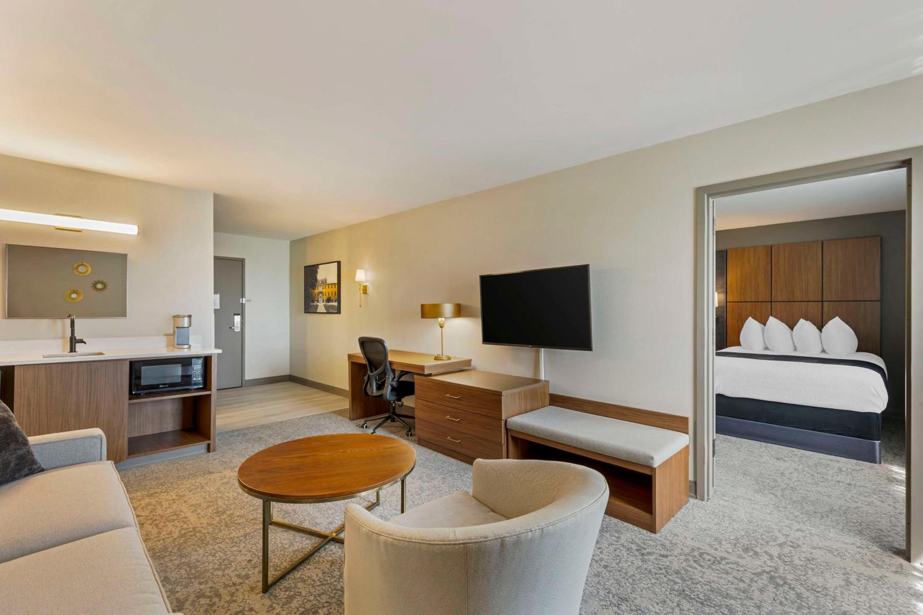 Queen Suite - Upper Floor - Non-Smoking photo 3