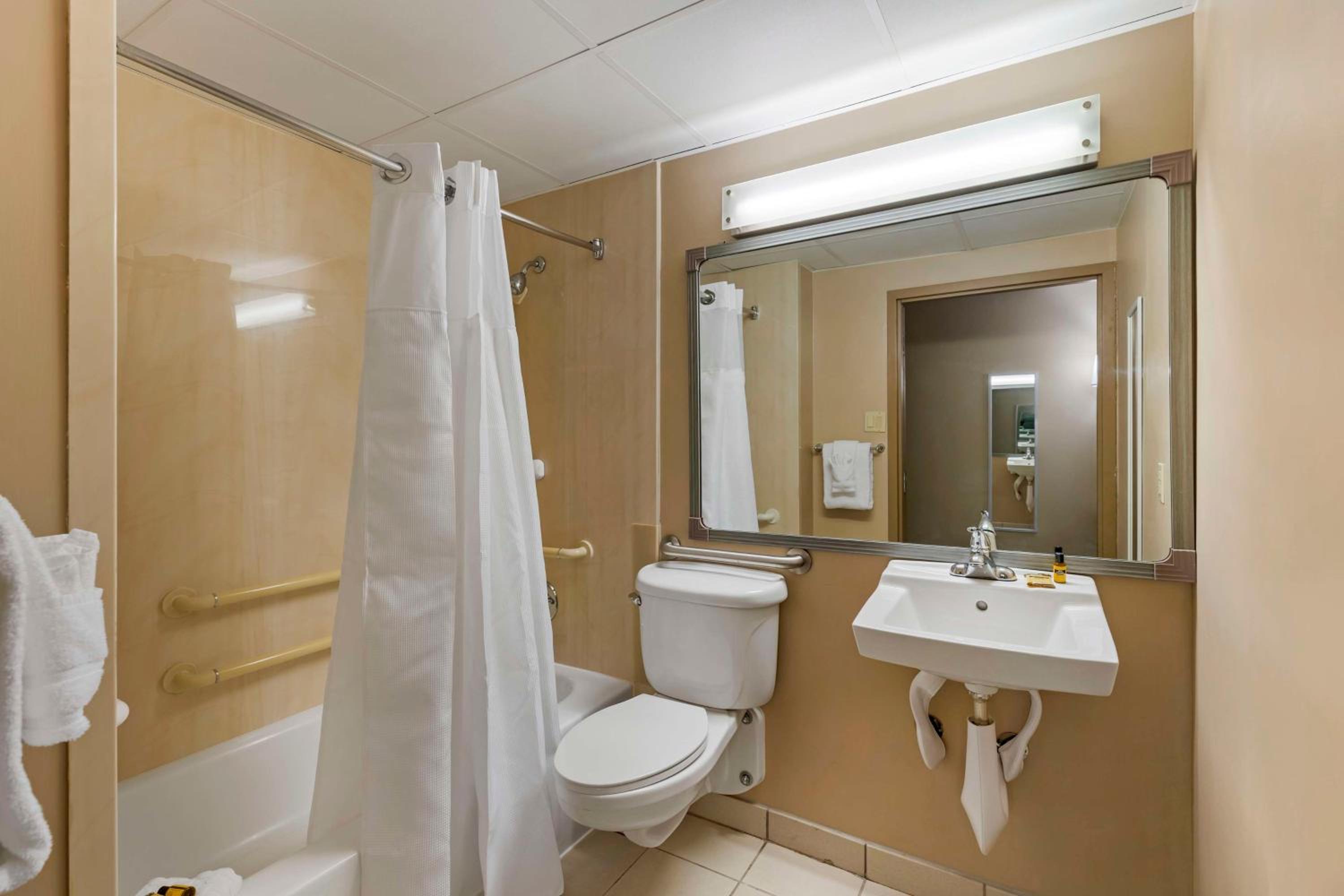 King Room with Bath Tub - Disability Access/Non-Smoking  photo 2