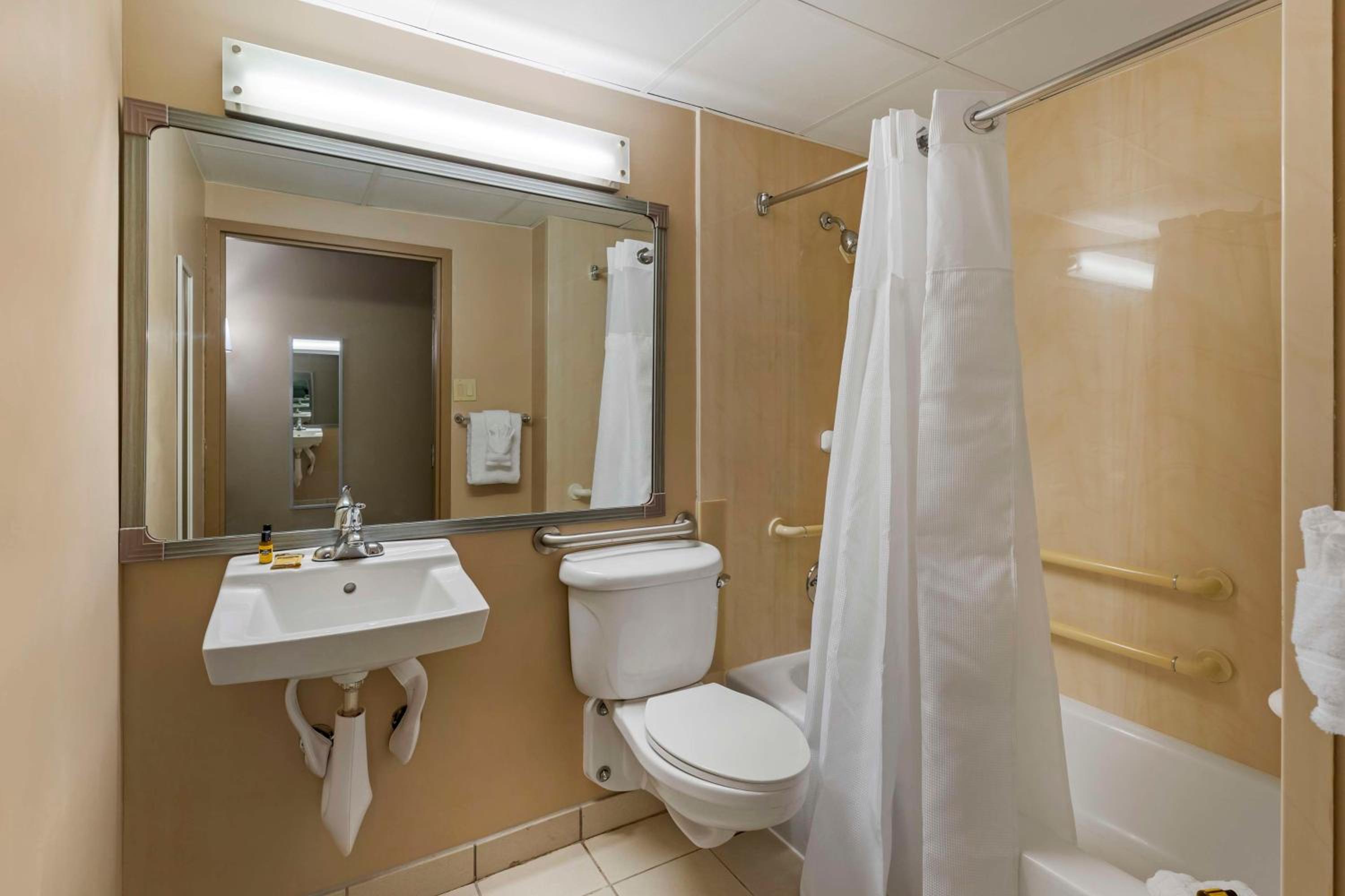 Queen Room with Two Queen Beds and Bath Tub - Disability Access/Non-Smoking  photo 2