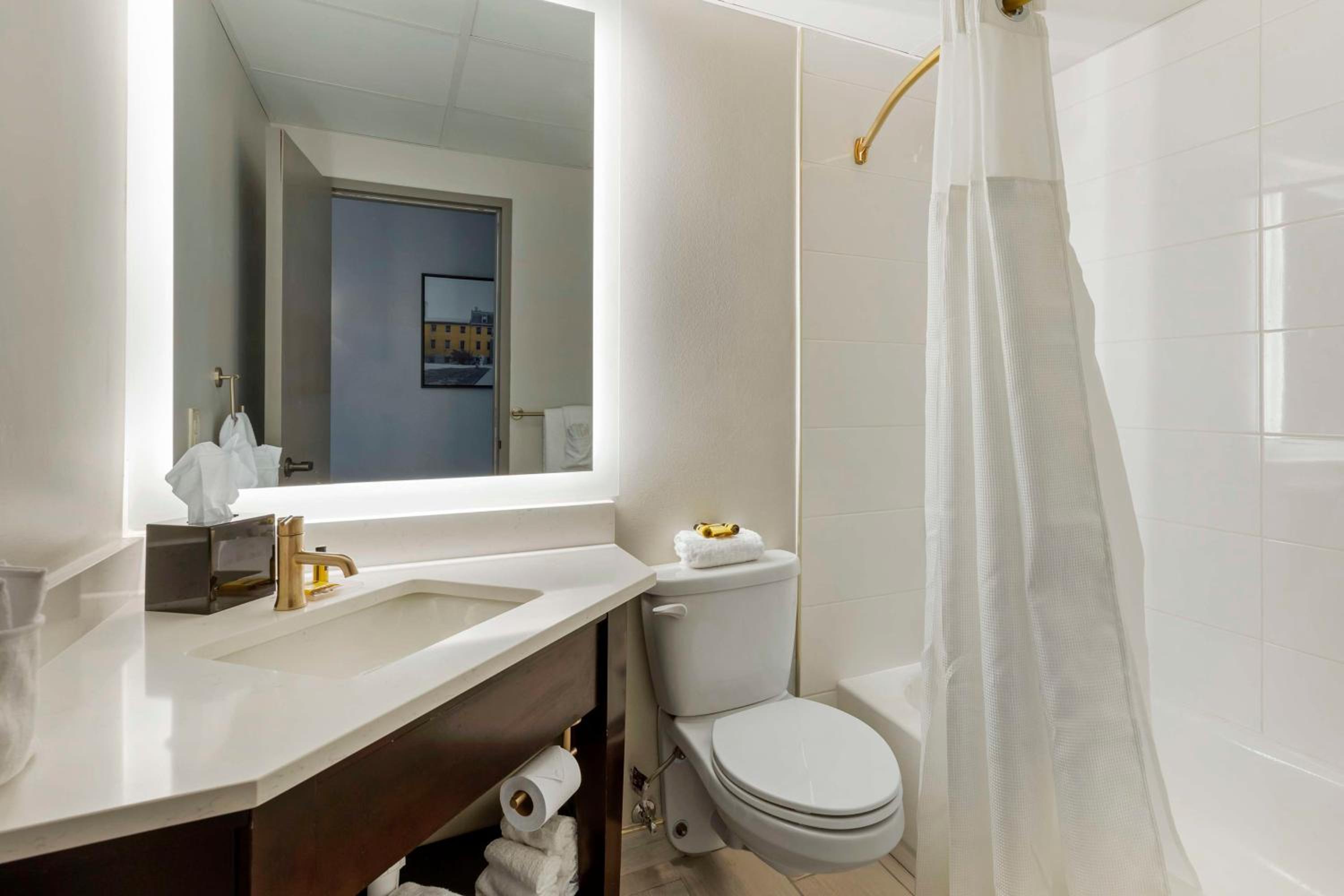King Suite - Upper Floor - Non-Smoking photo 3