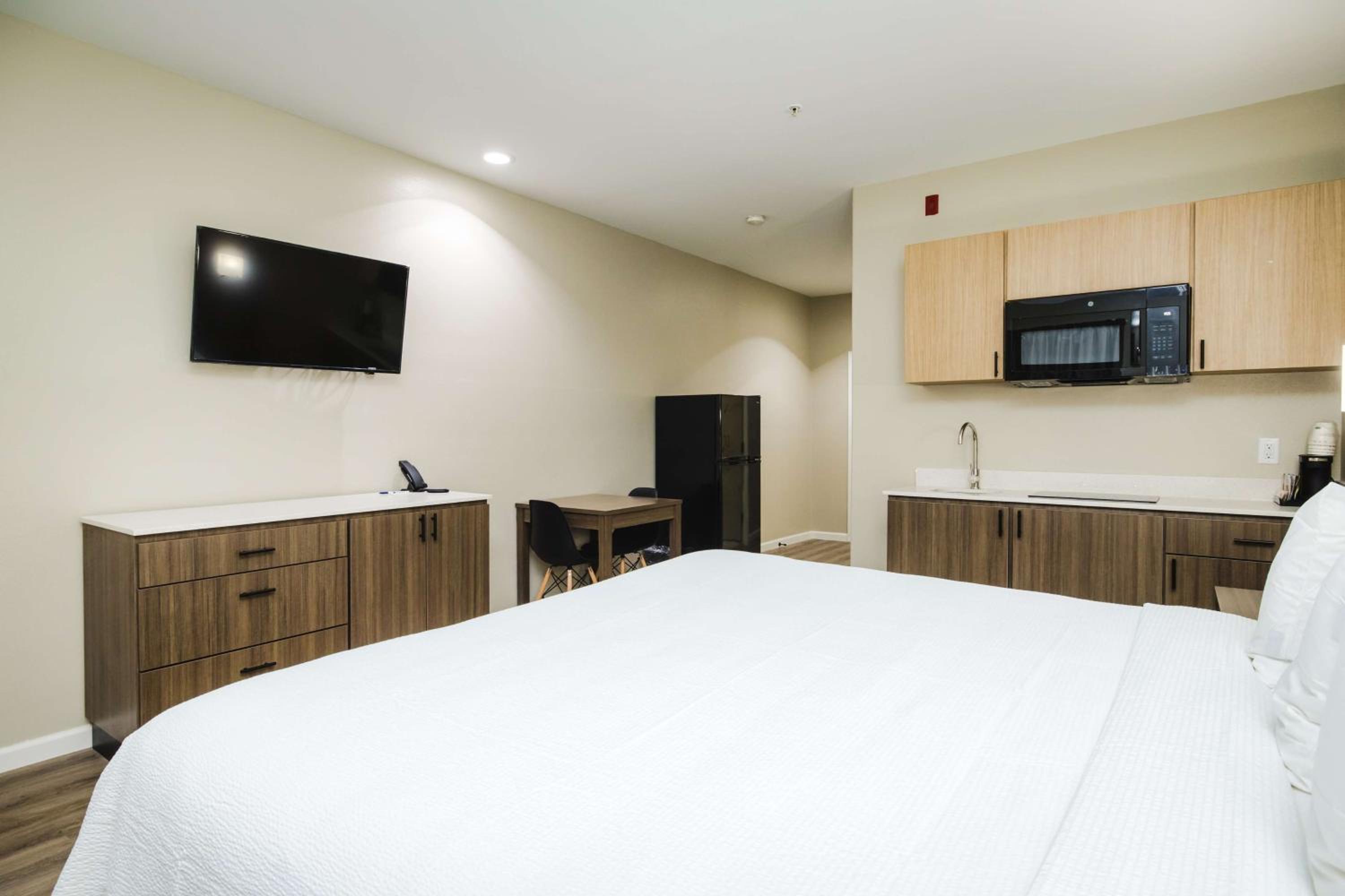 King Room with Kitchenette - Non-Smoking - Photo 1