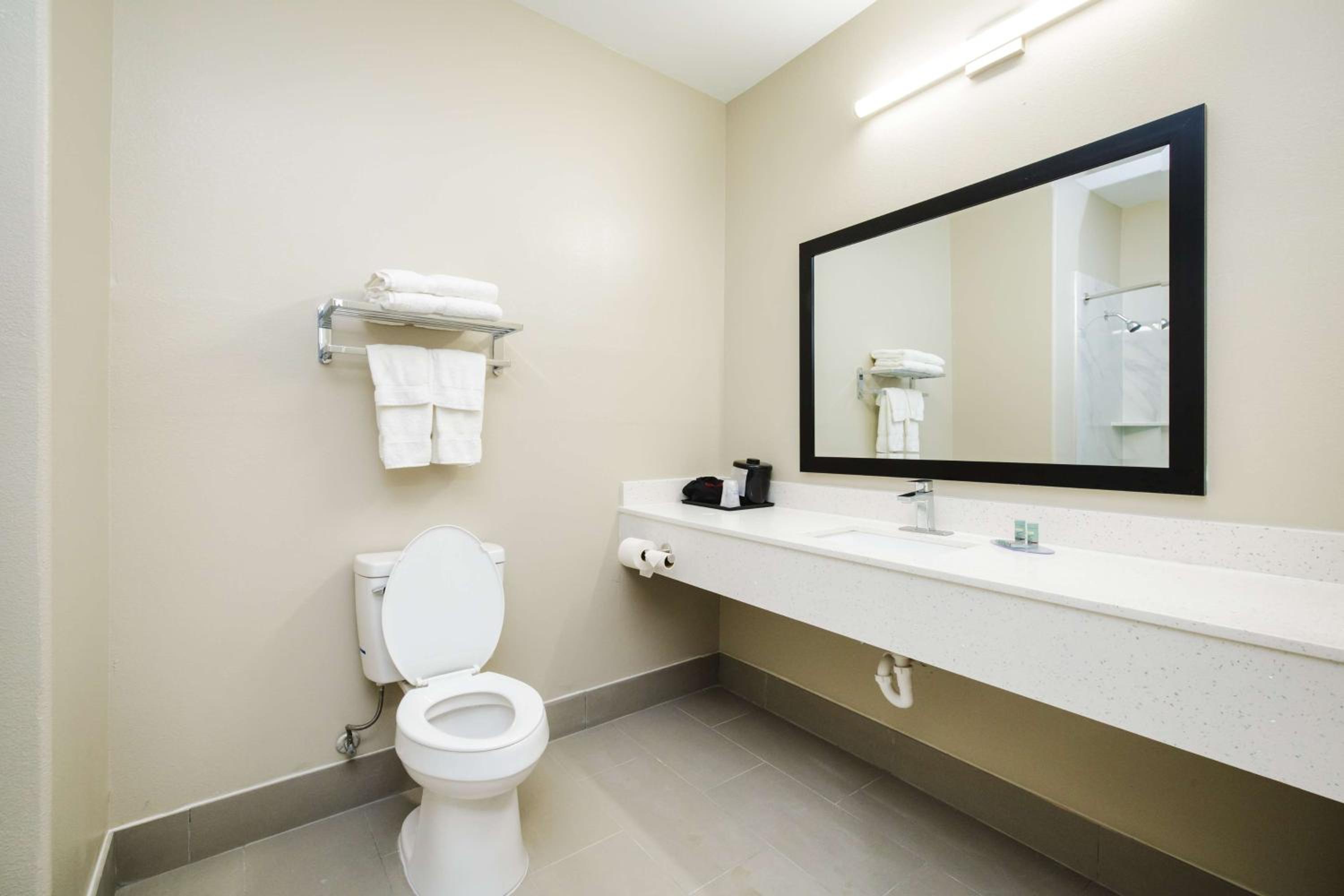King Room with Kitchenette - Non-Smoking - Photo 2
