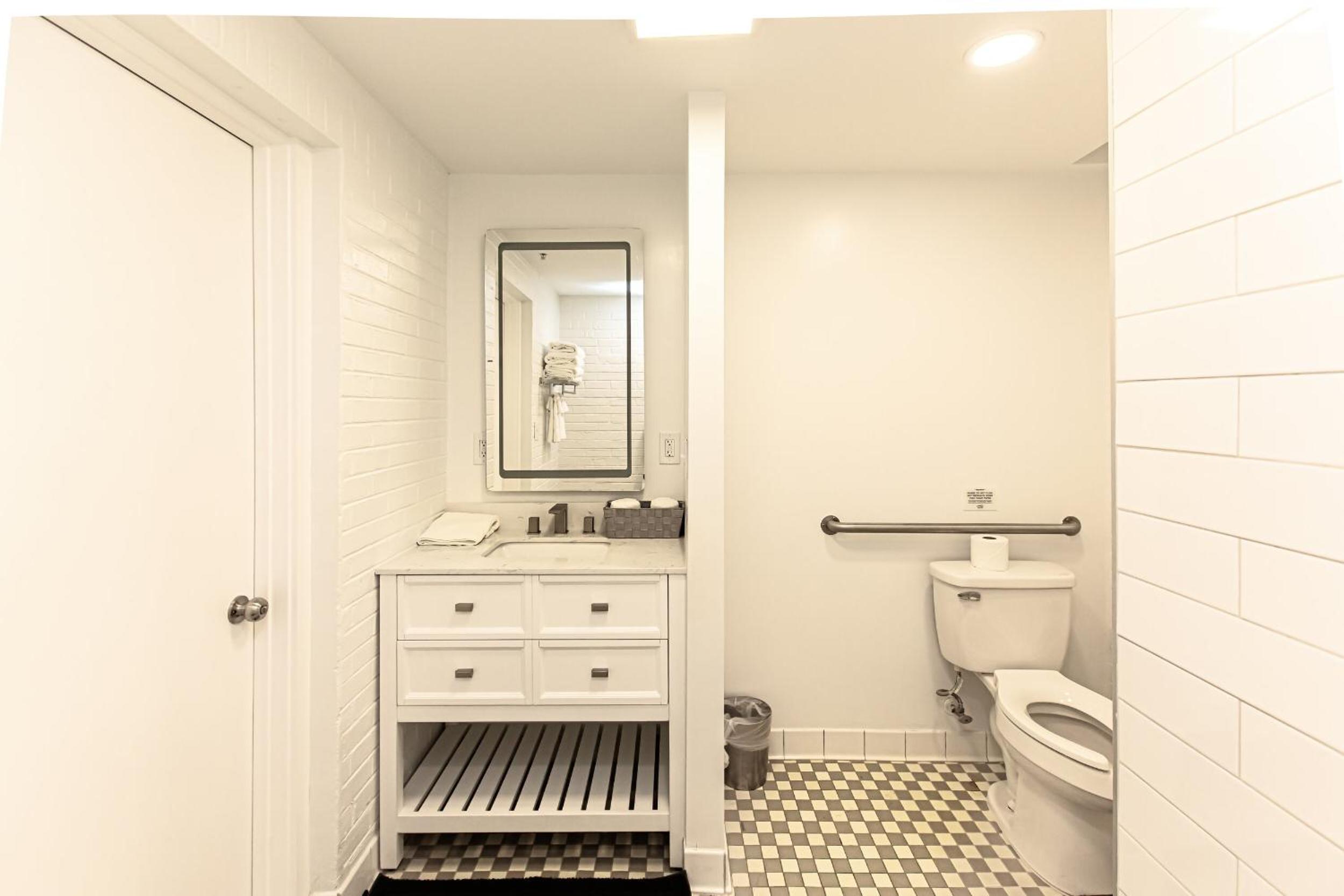 Deluxe King Suite - Photo 12