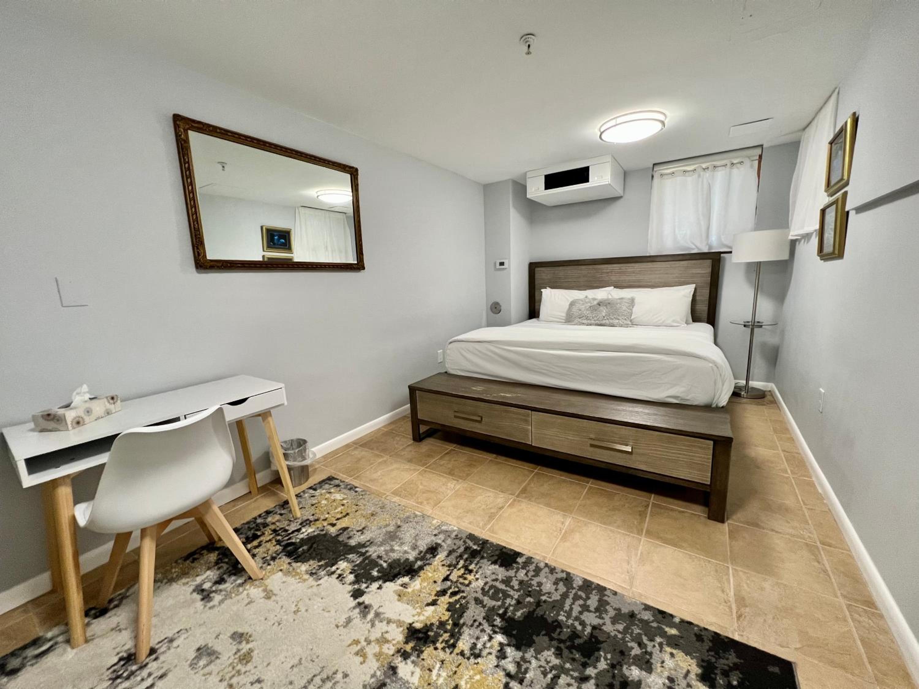Deluxe King Suite - Photo 2