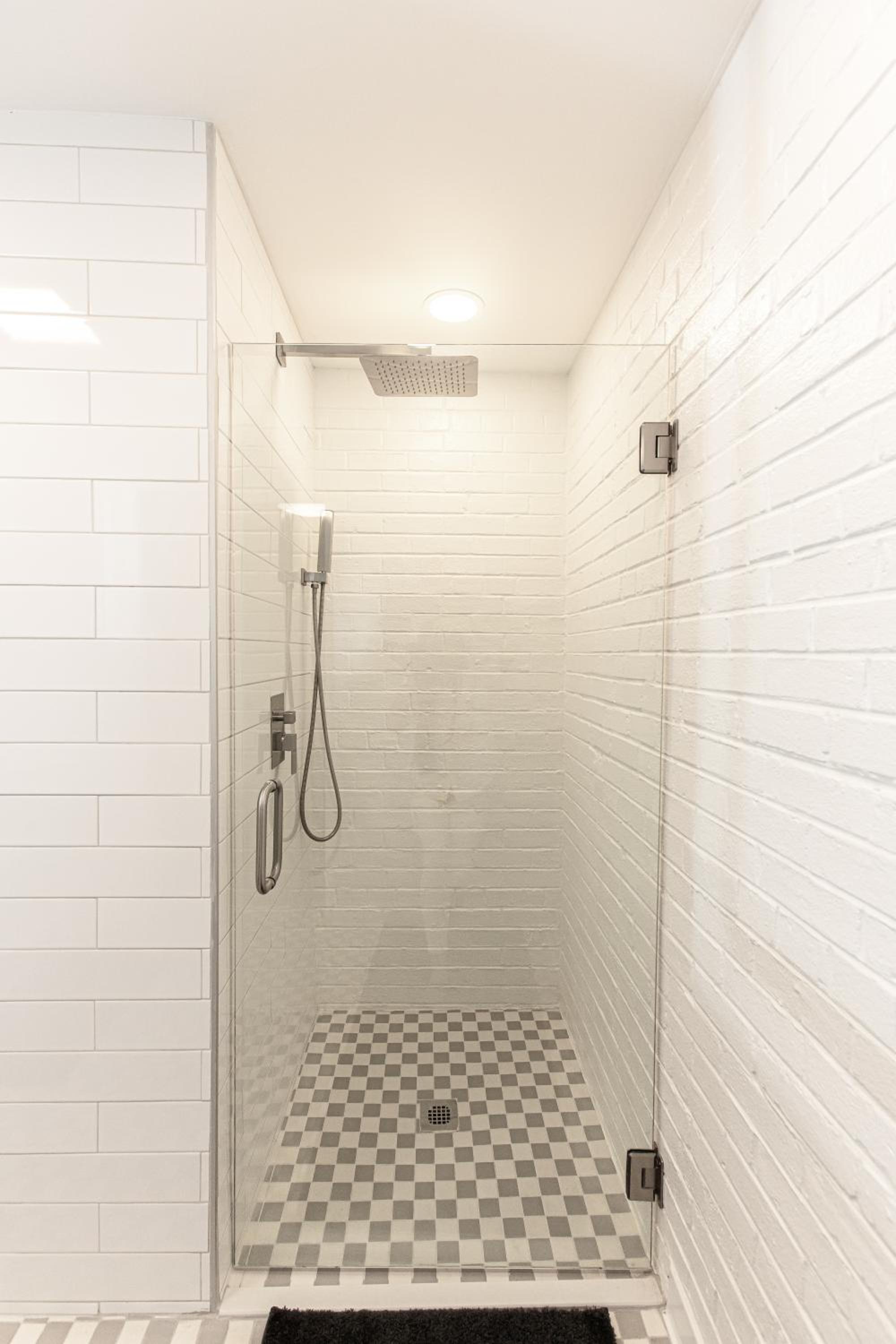 Deluxe King Suite - Photo 13