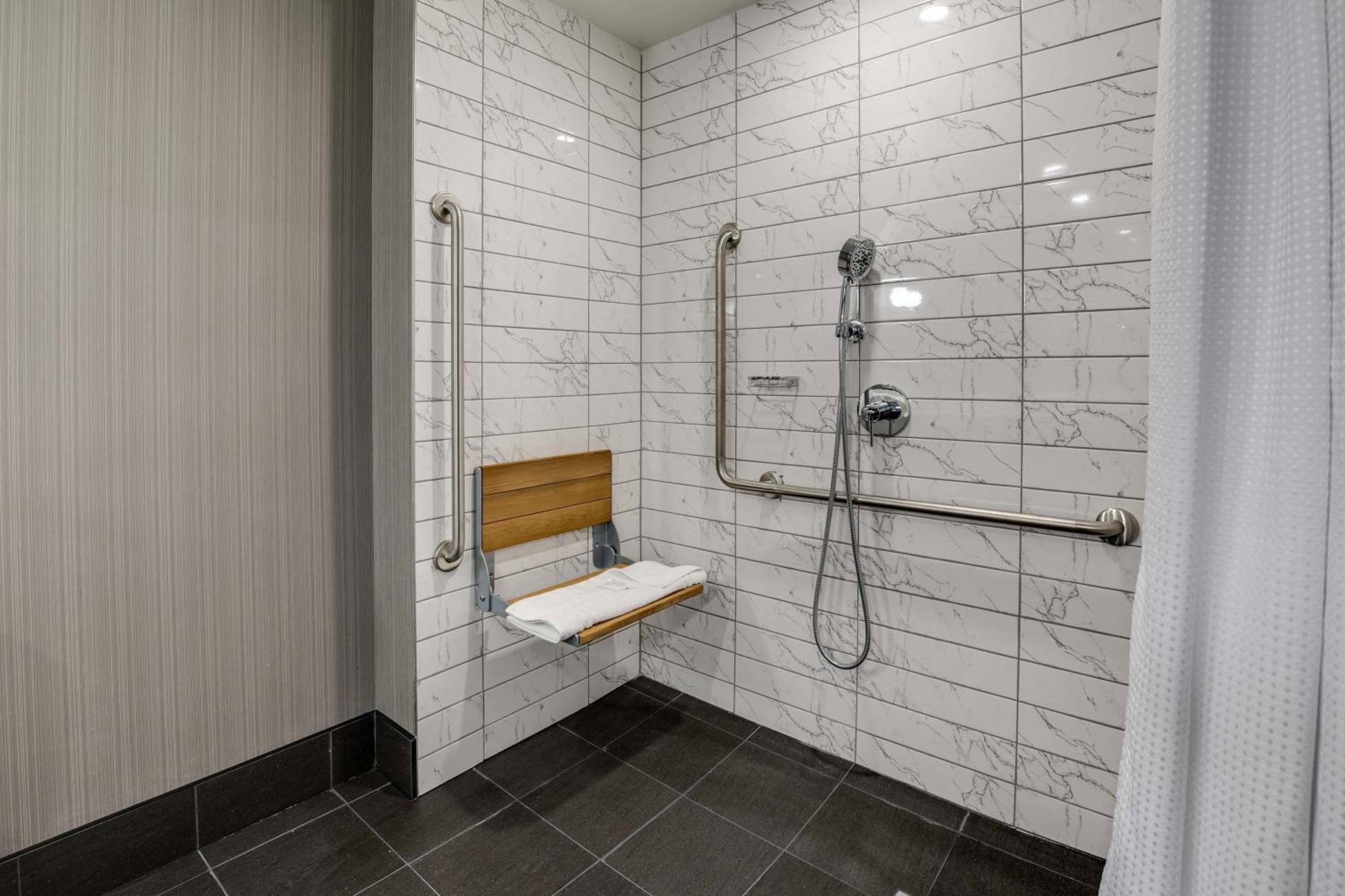 Accessible Room, 1 Queen Bed - Photo 4
