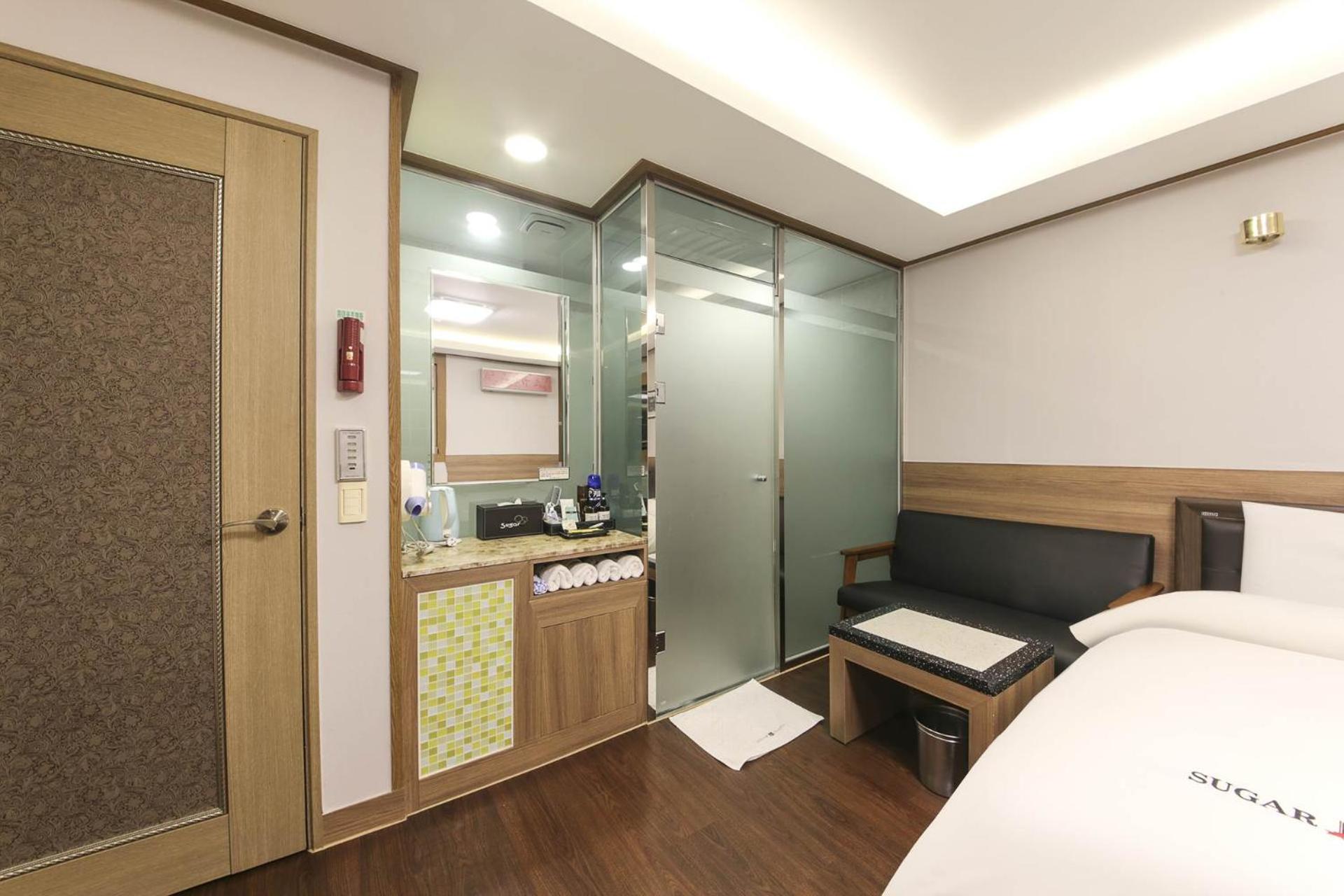 Economy Twin Room photo 3