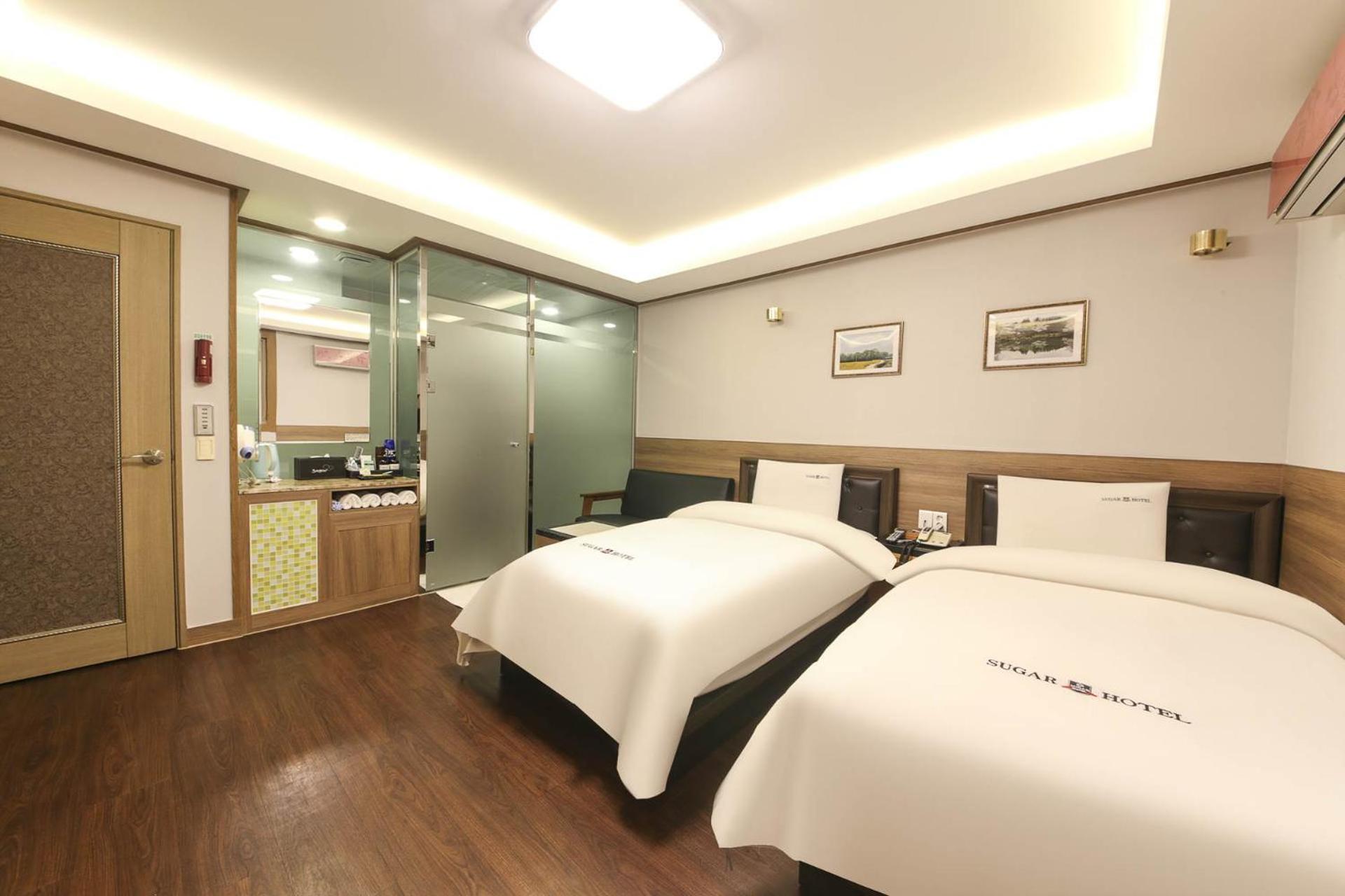 Economy Twin Room photo 2