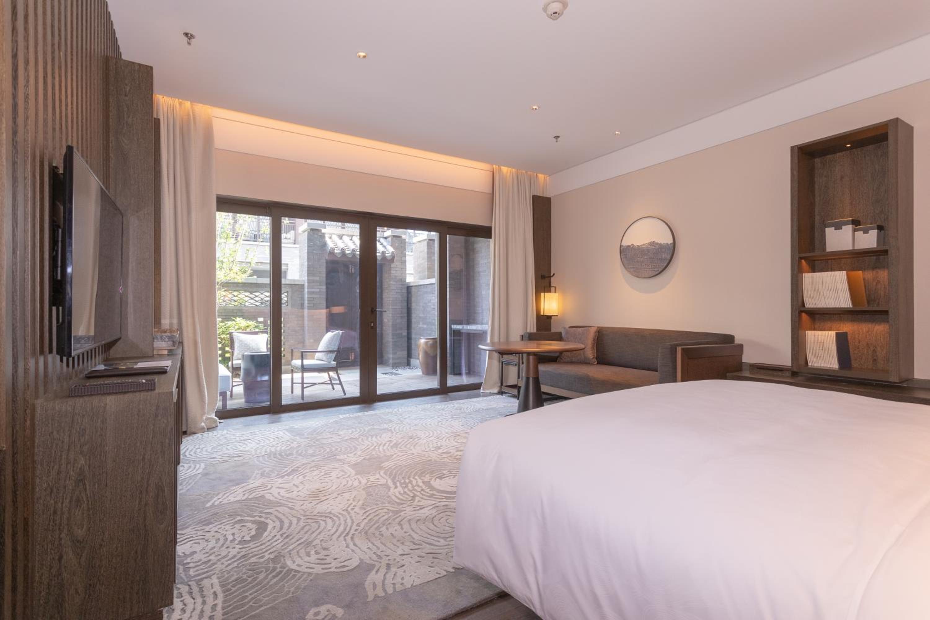 Courtyard Room, 1 King Bed - Photo 4