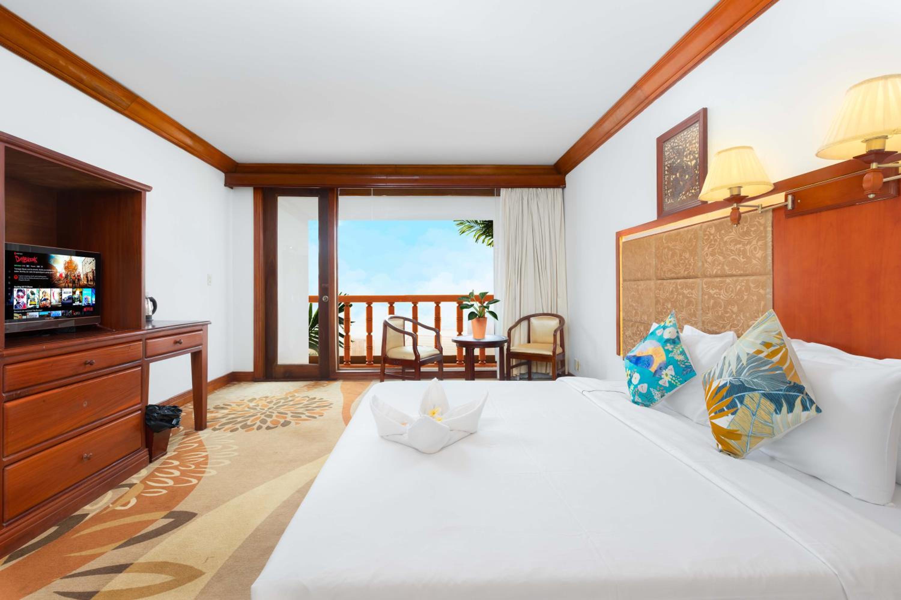 Deluxe Double Or Twin Room With Pool View - Photo 2