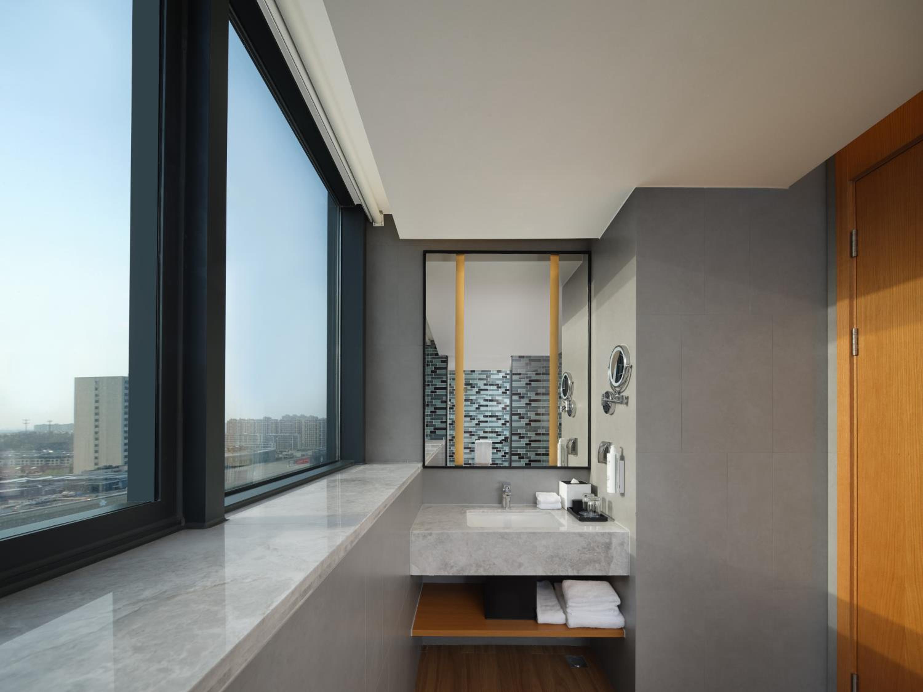 Business King Room with City View photo 2