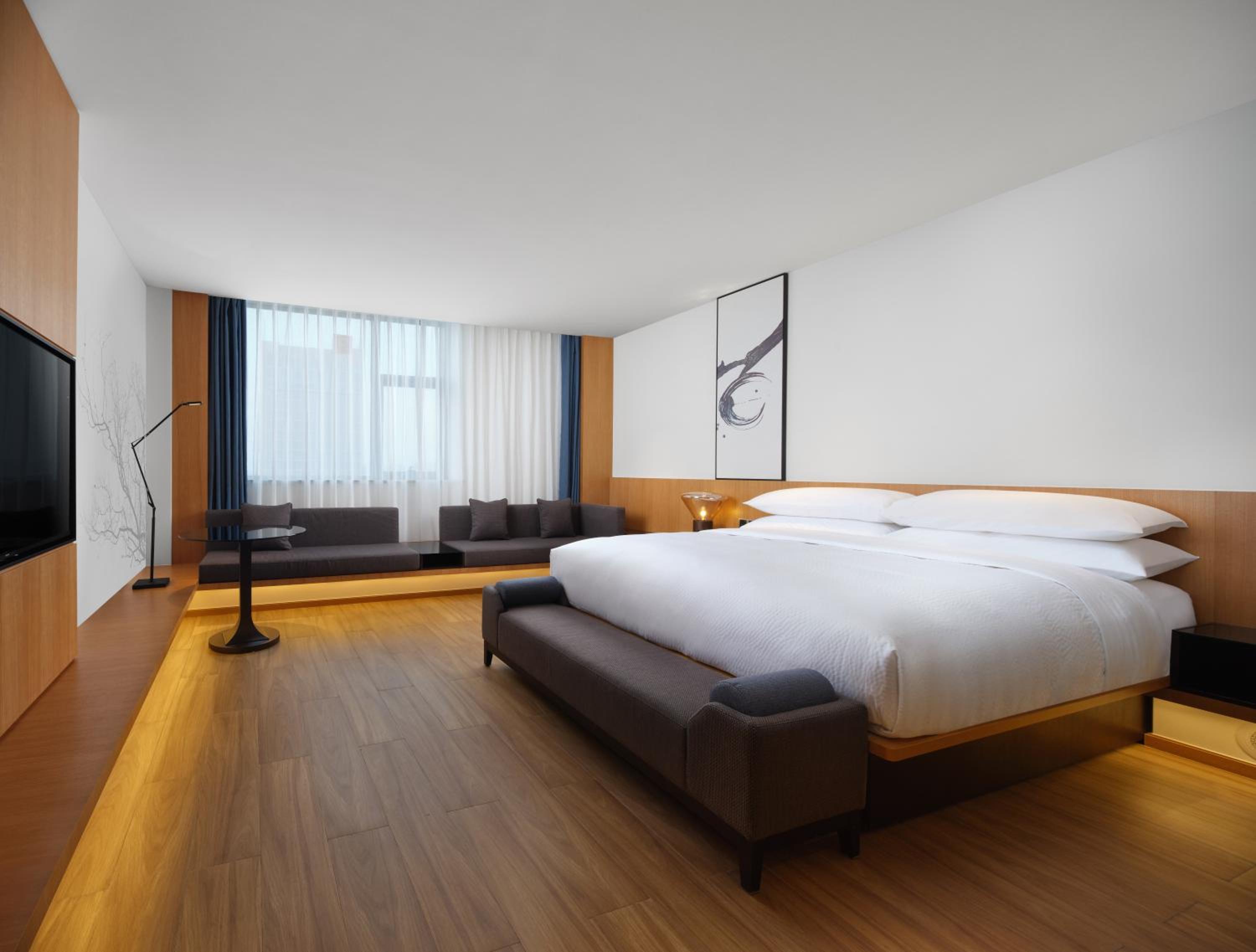 Superior King Room with City View