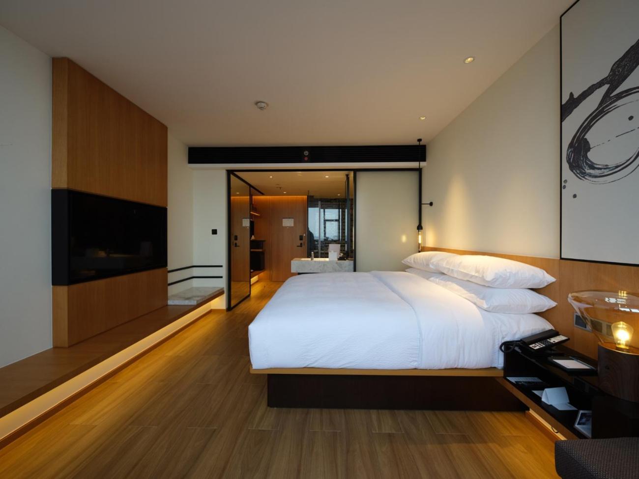 Standard King Room with City View photo 3