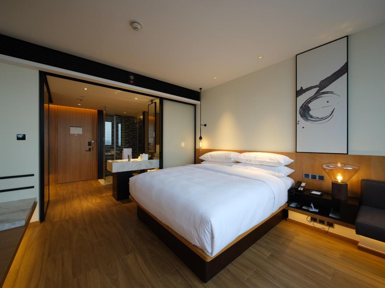 Standard King Room with City View photo 2