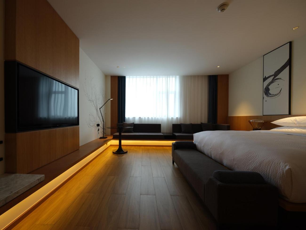 Superior King Room with City View photo 3
