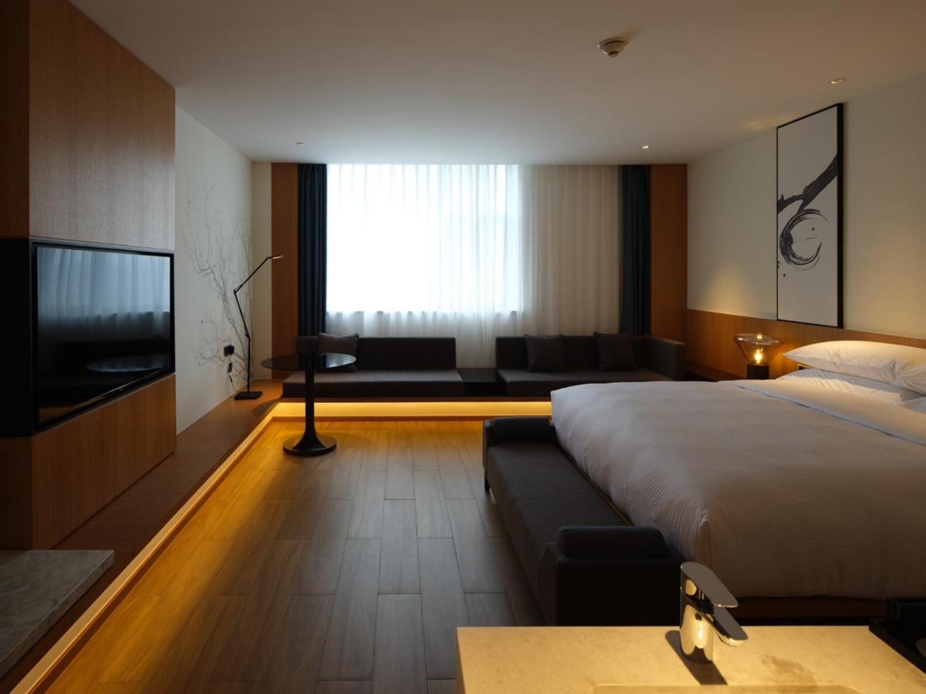 Superior King Room with City View photo 2