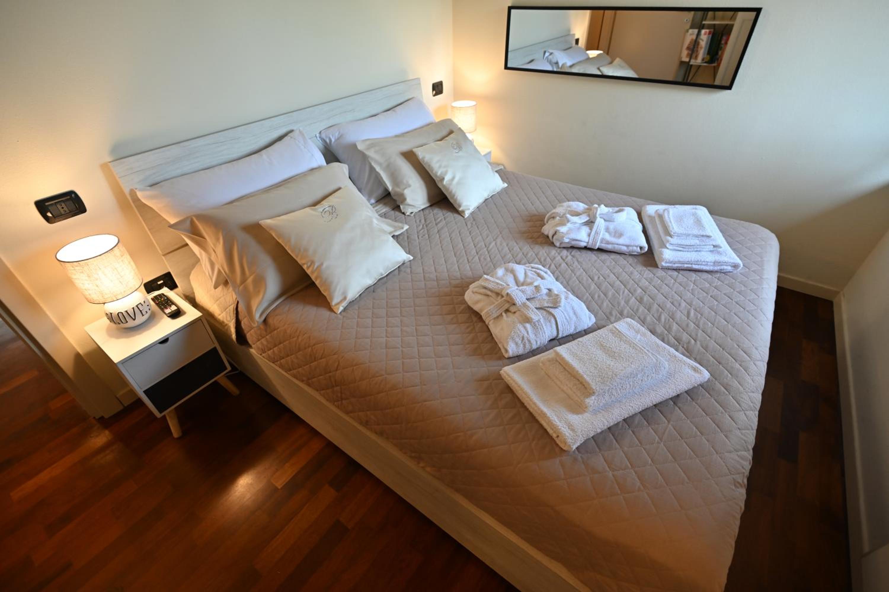One-Bedroom Apartment photo 1