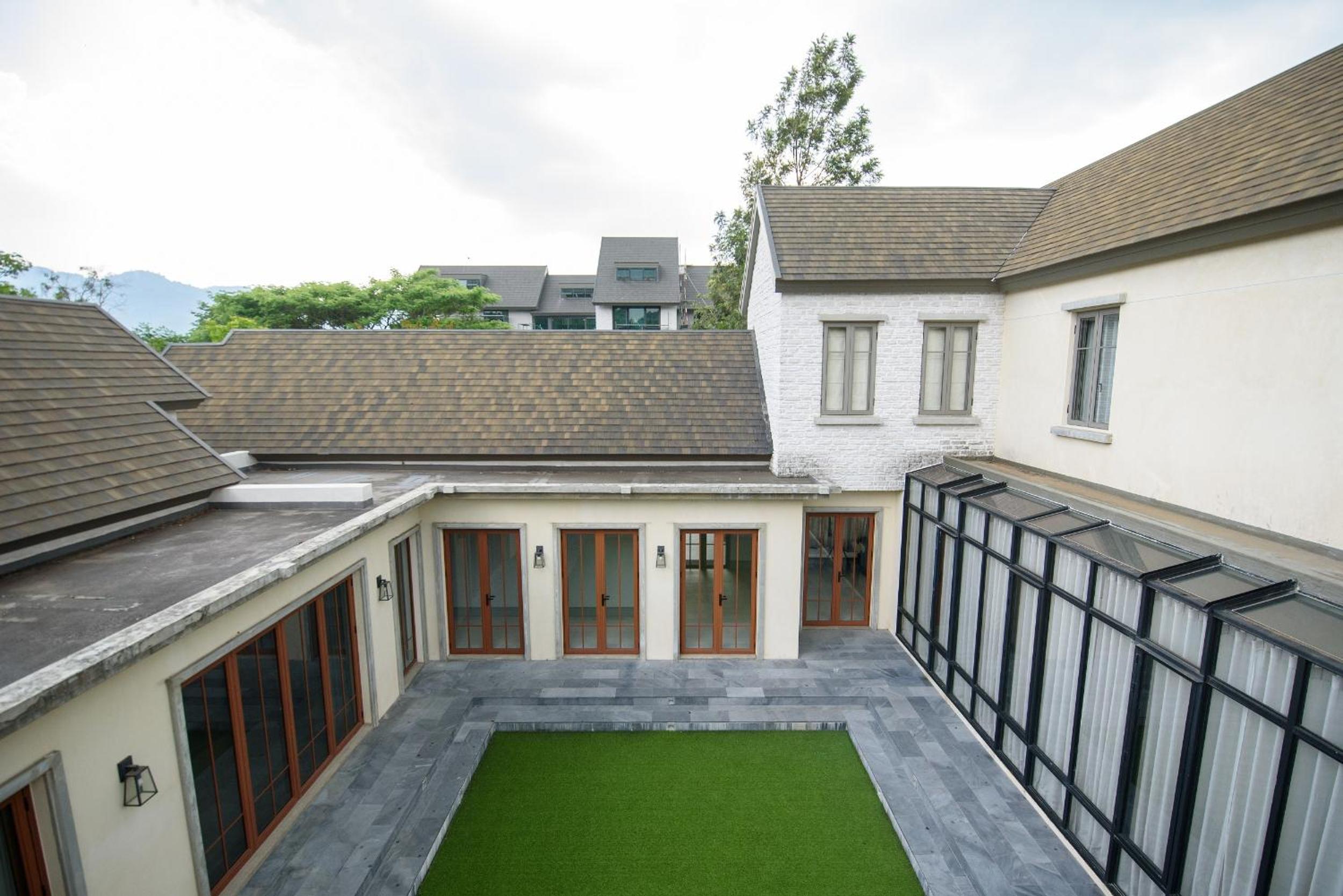 Six-Bedroom House - Photo 36