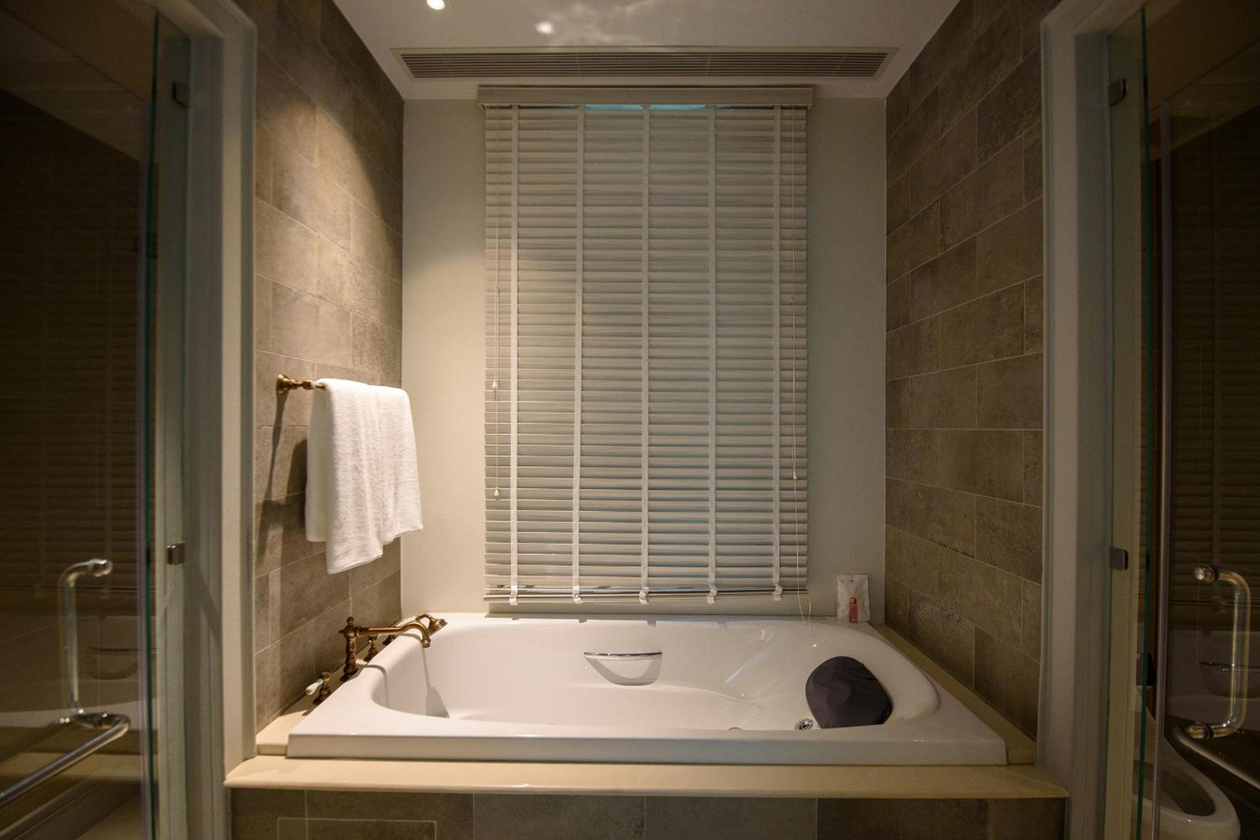Six-Bedroom House - Photo 9
