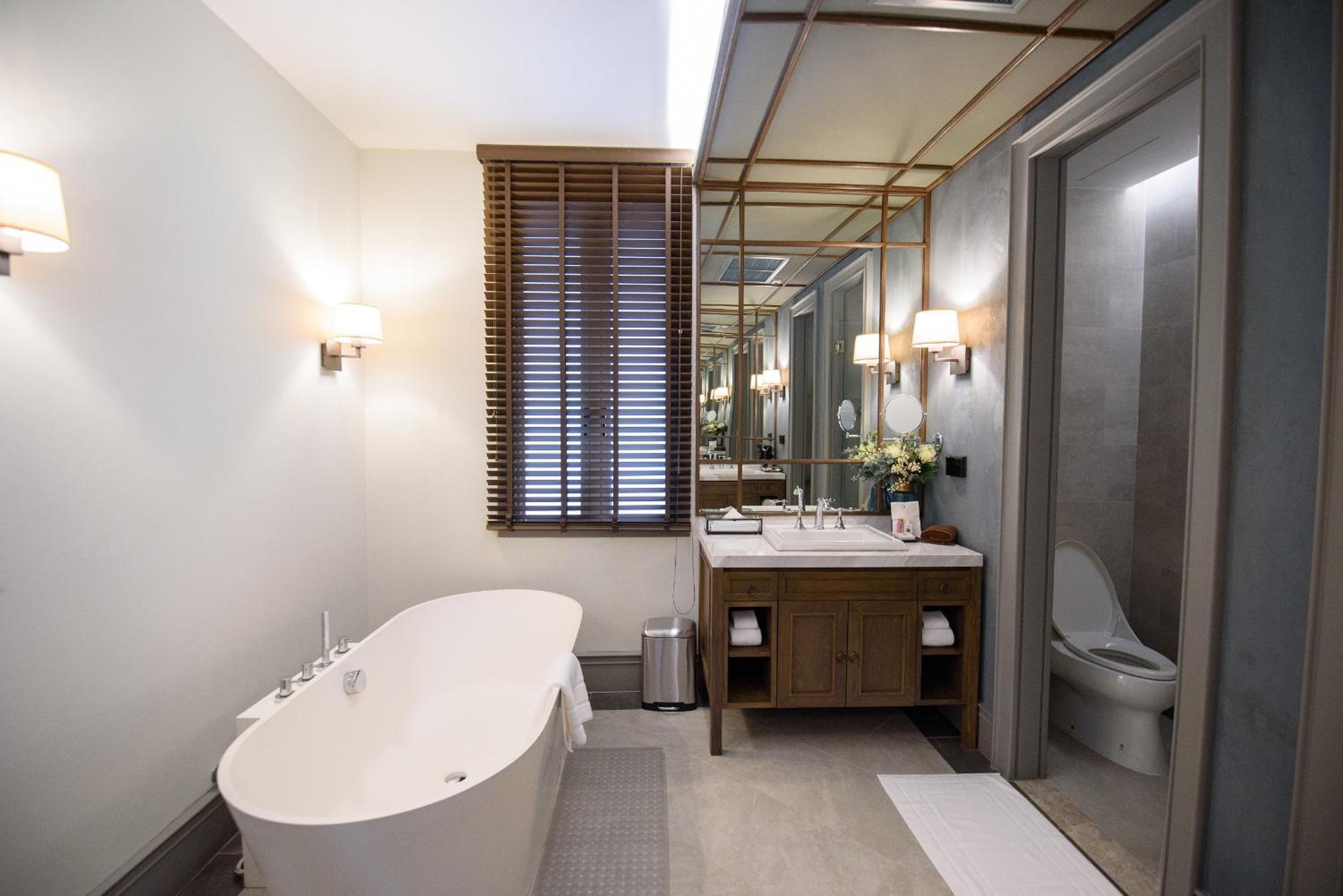 Six-Bedroom House - Photo 8