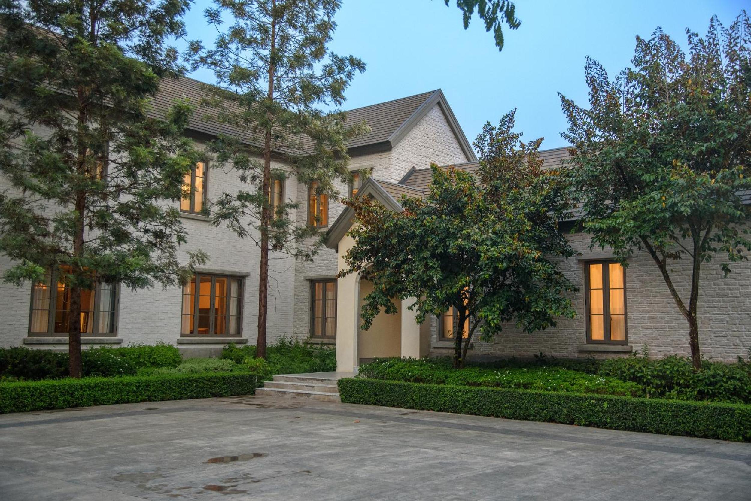 Six-Bedroom House - Photo 35
