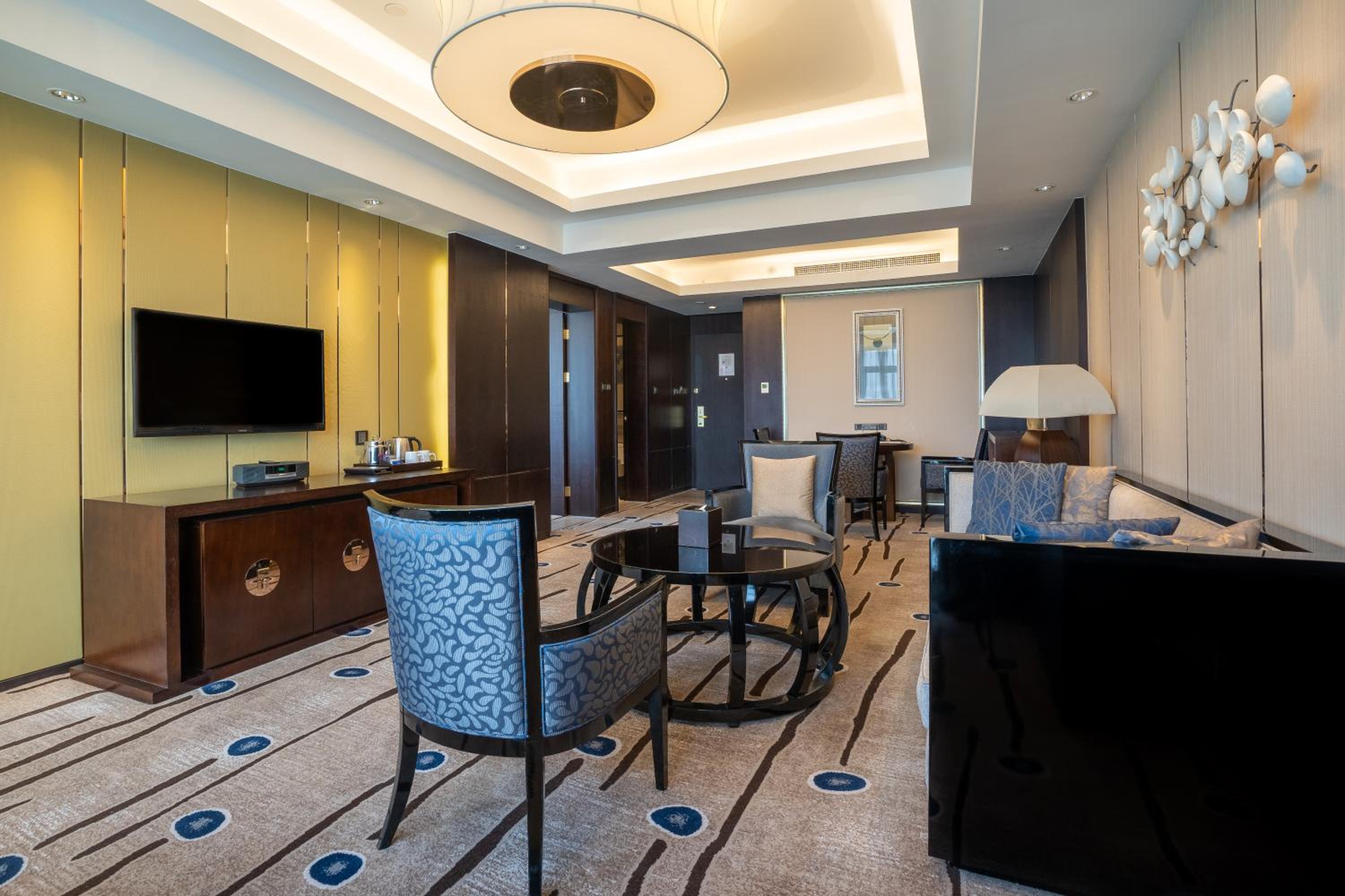 1 King One Bedroom Suite Lake View
