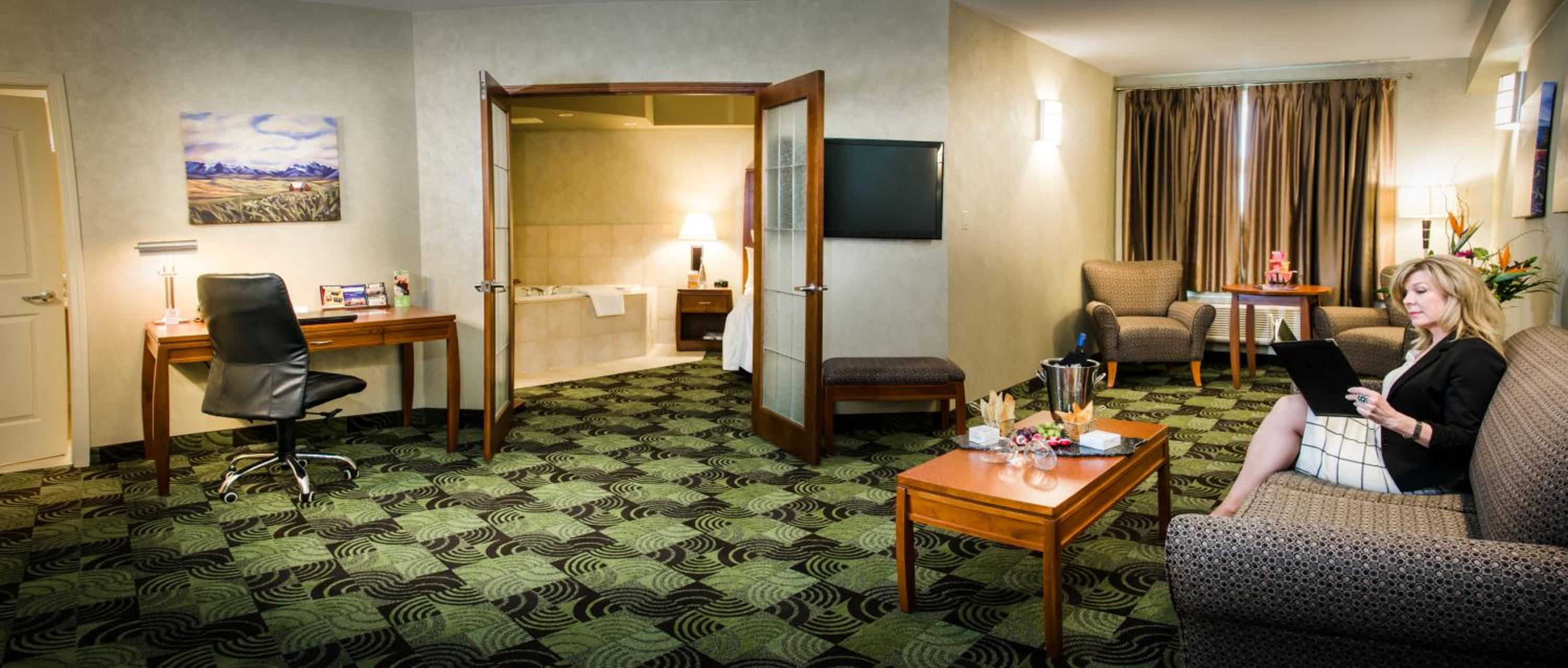 Business Suite with Spa Bath - Photo 2