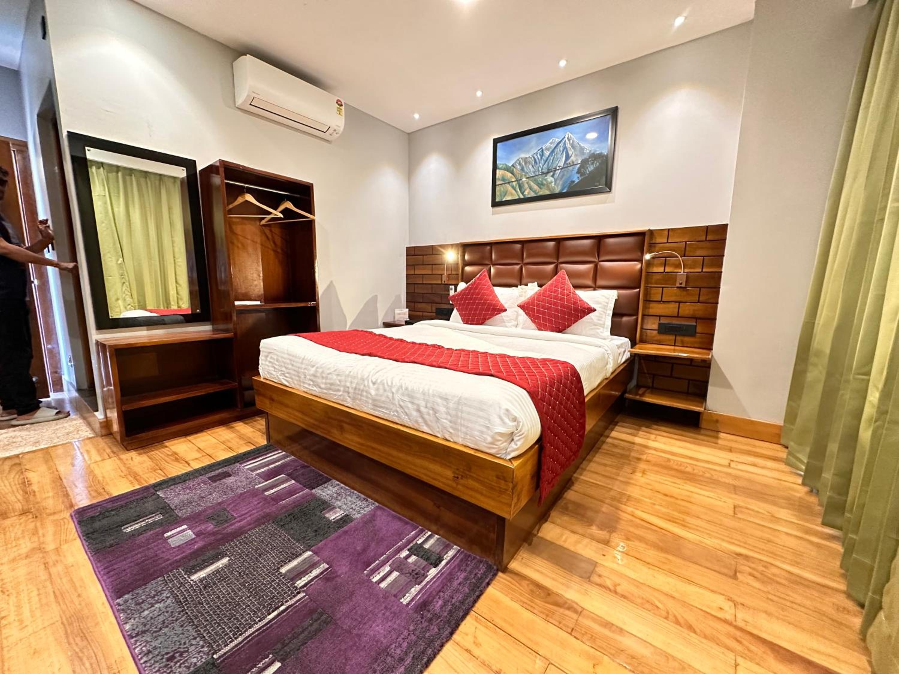 Queen Room photo 2