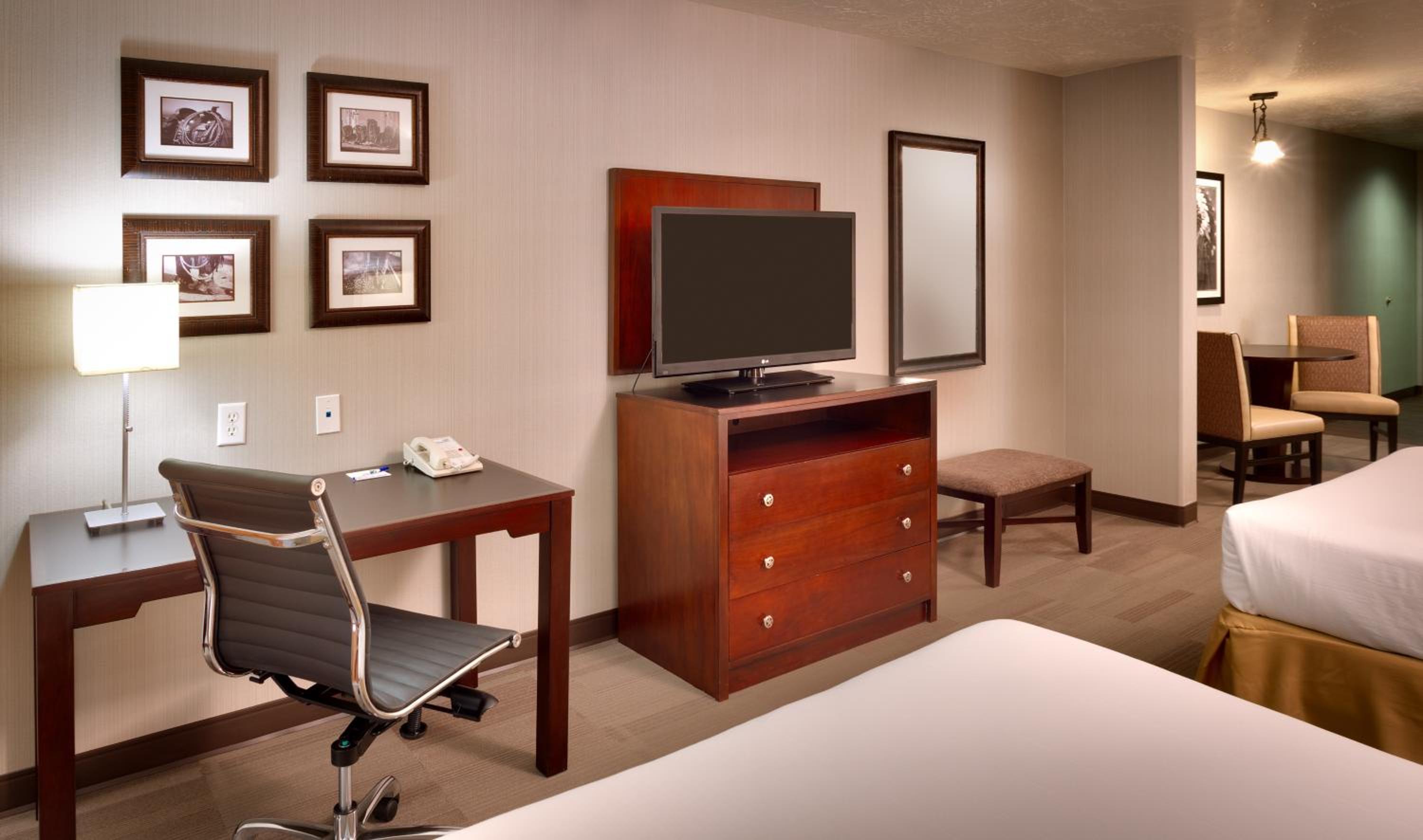 Queen Suite with Two Queen Beds - Photo 3