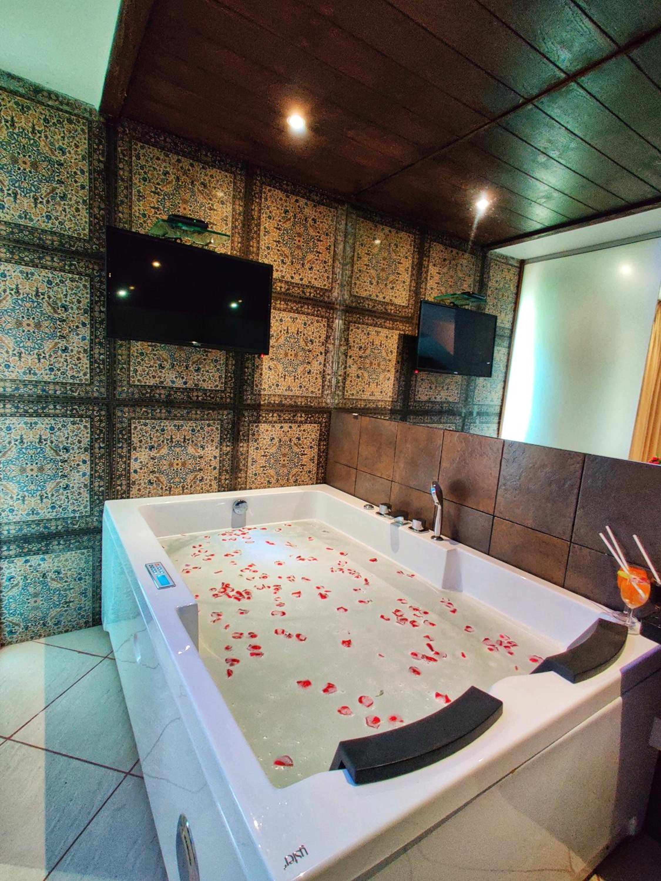 Luxury Suite - Photo 3