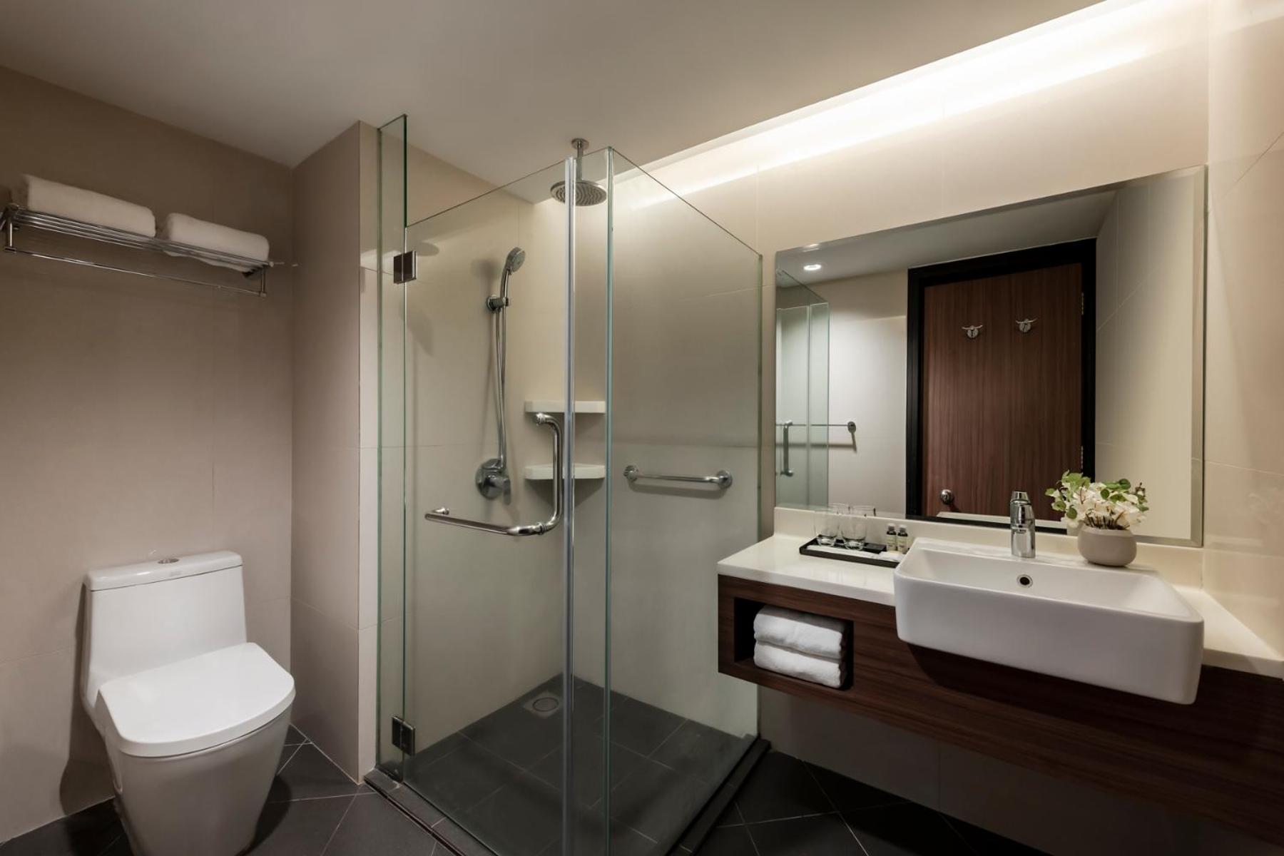 Deluxe King Room with One King Bed photo 3