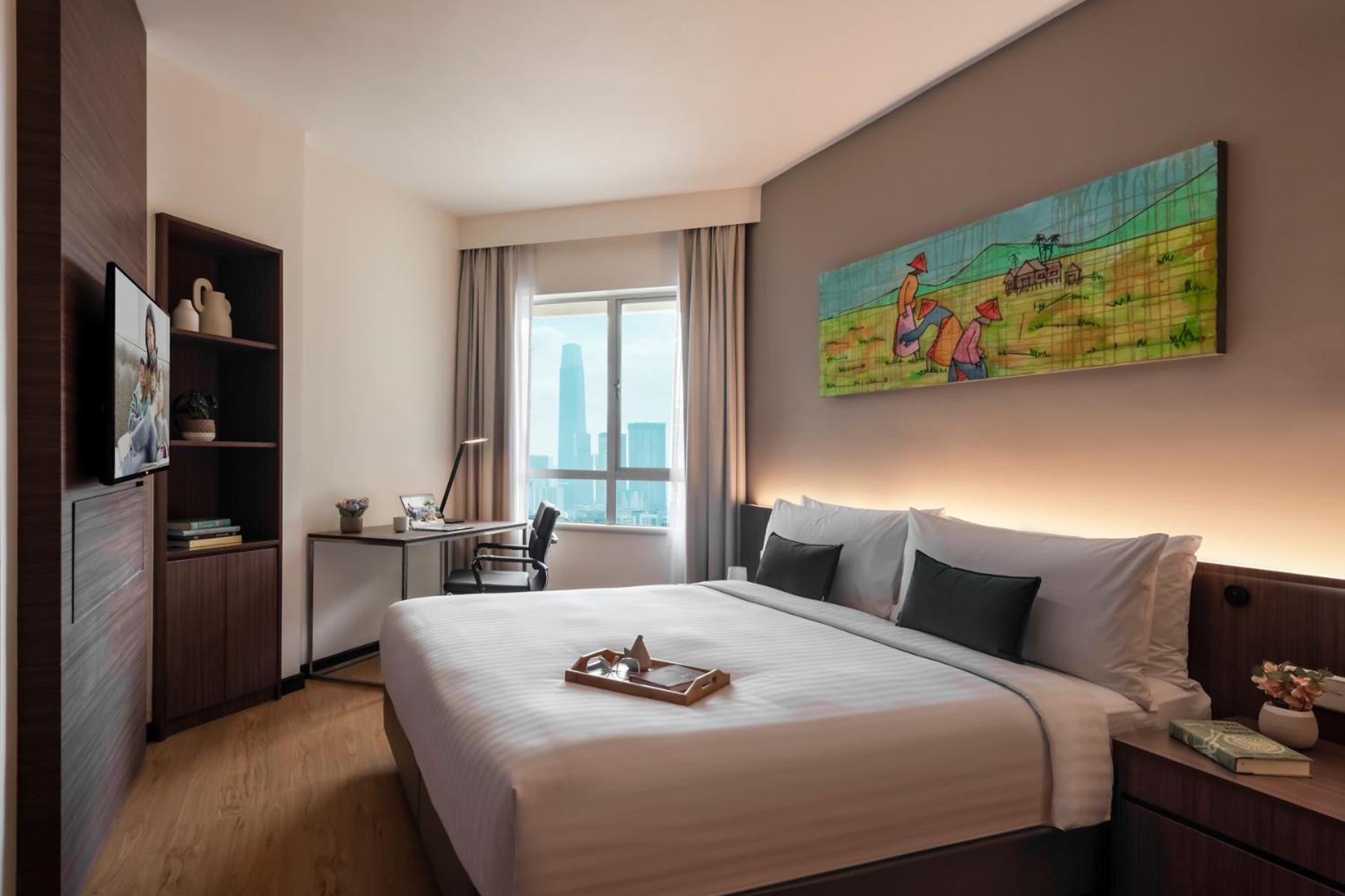 Deluxe King Room with One King Bed photo 1