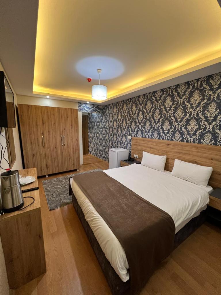 Deluxe Double Room with Shower - Photo 8