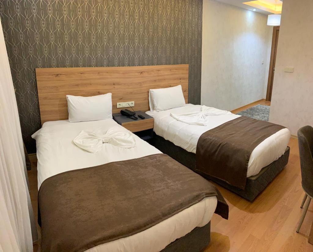 Twin Room with Bathroom - Photo 1