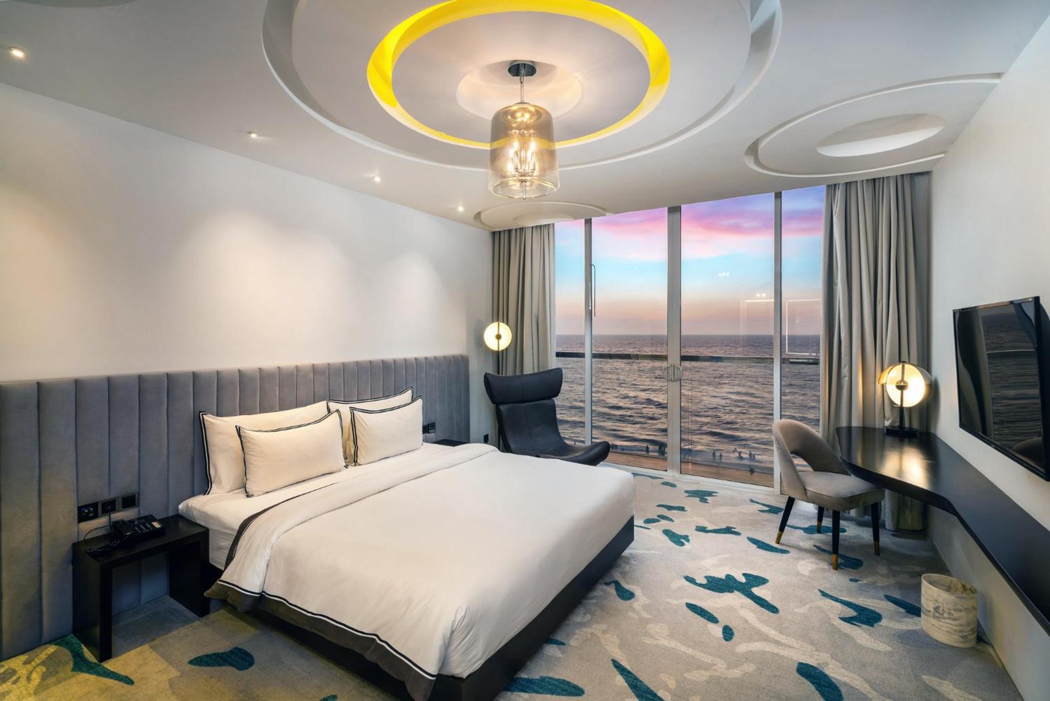 Ocean Suite with Spa Bath and Balcony photo 3
