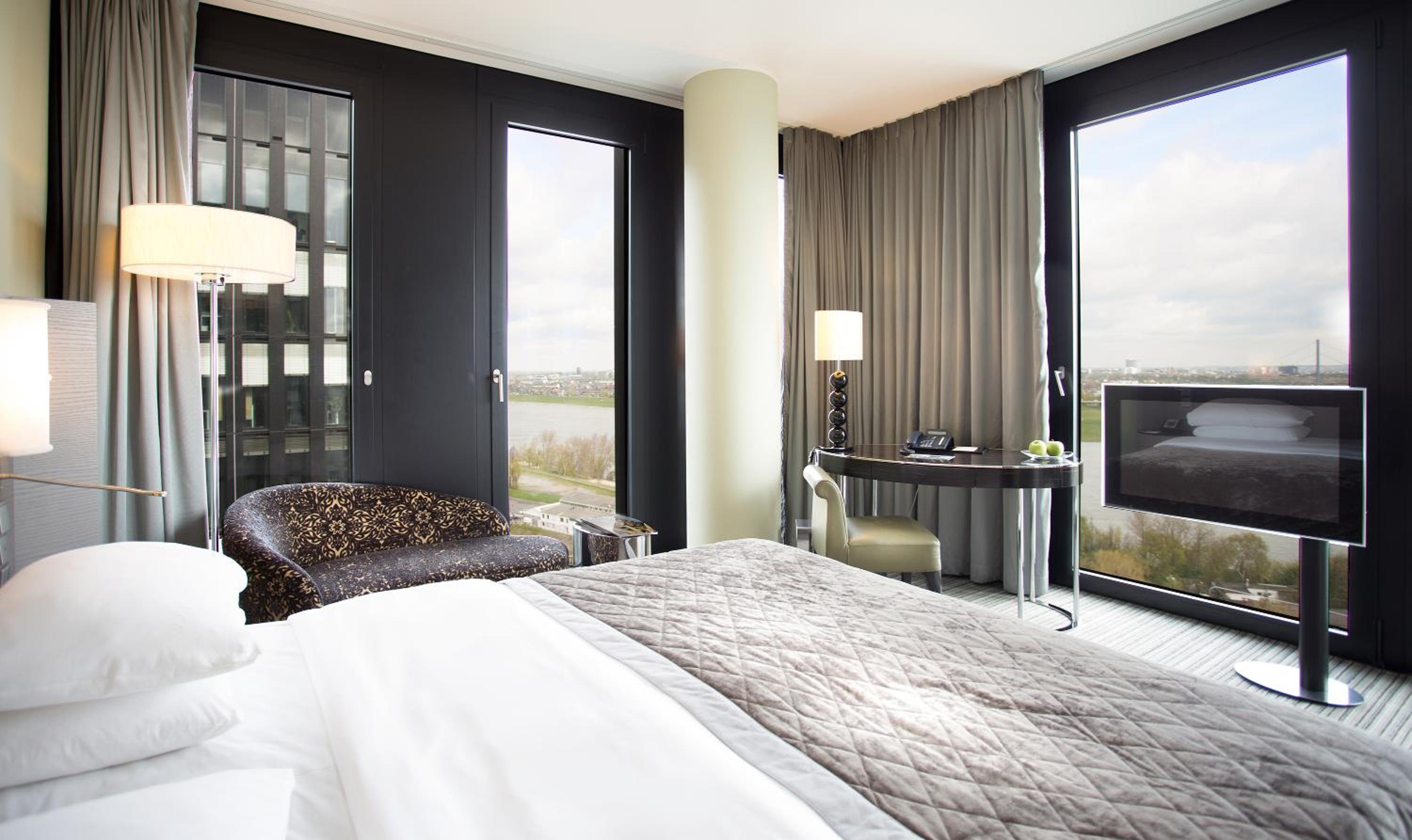 Deluxe King Room with Harbor View