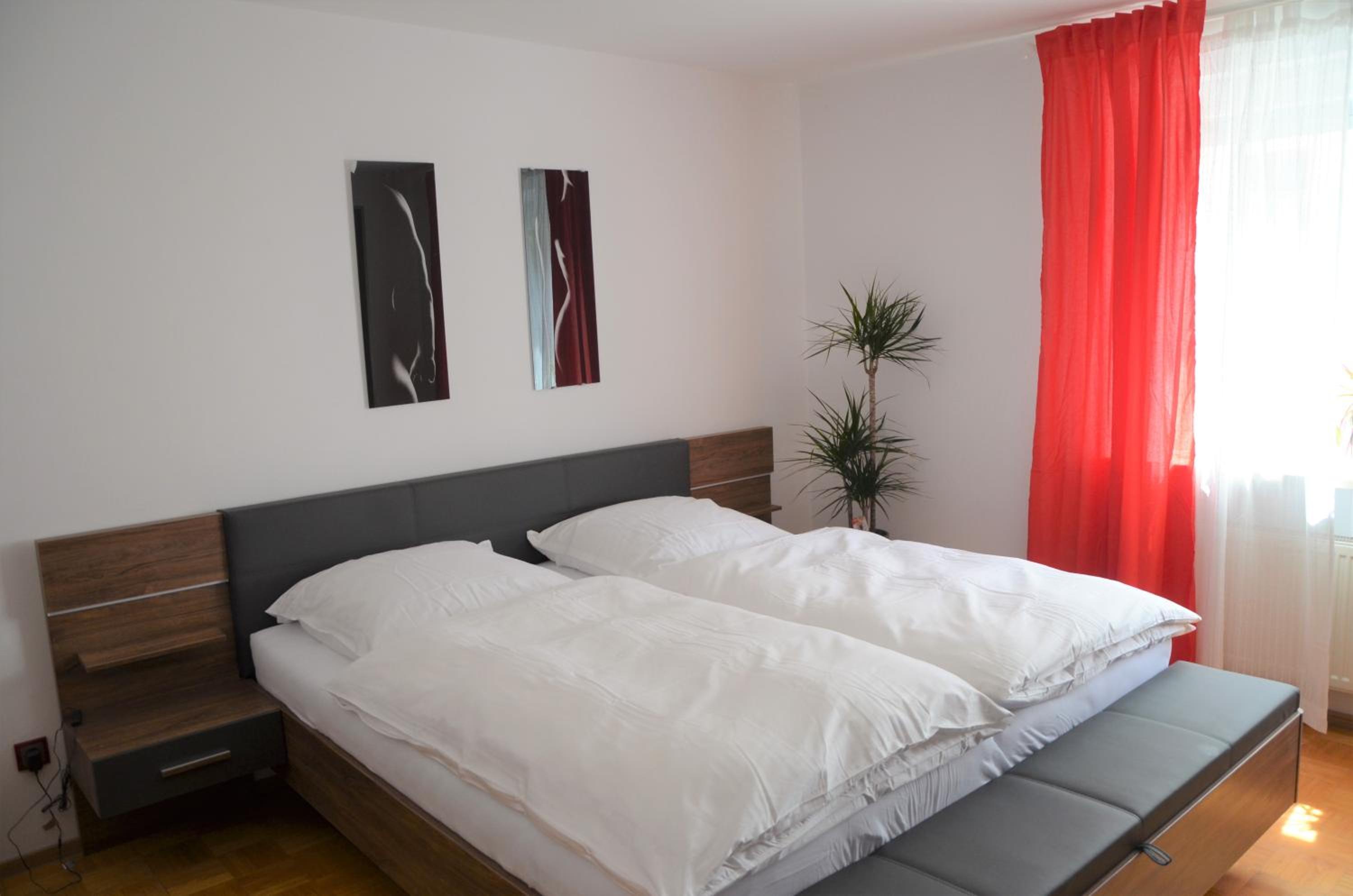 One-Bedroom Apartment photo 1