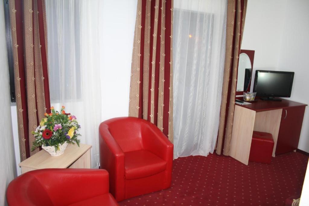 Double or Twin Room with City View - Photo 1