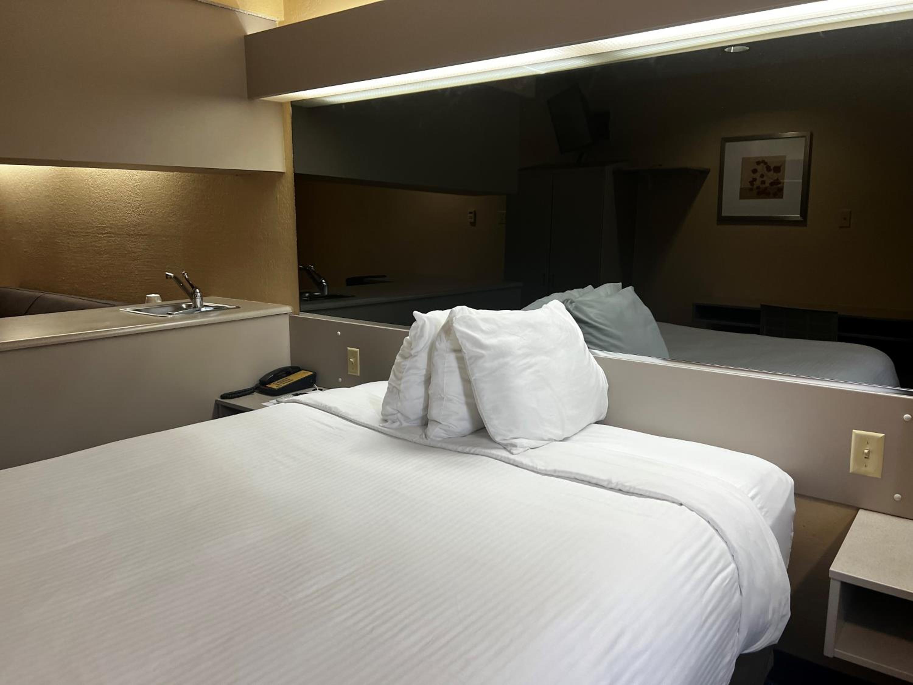 Queen Suite - Non-Smoking - Photo 3