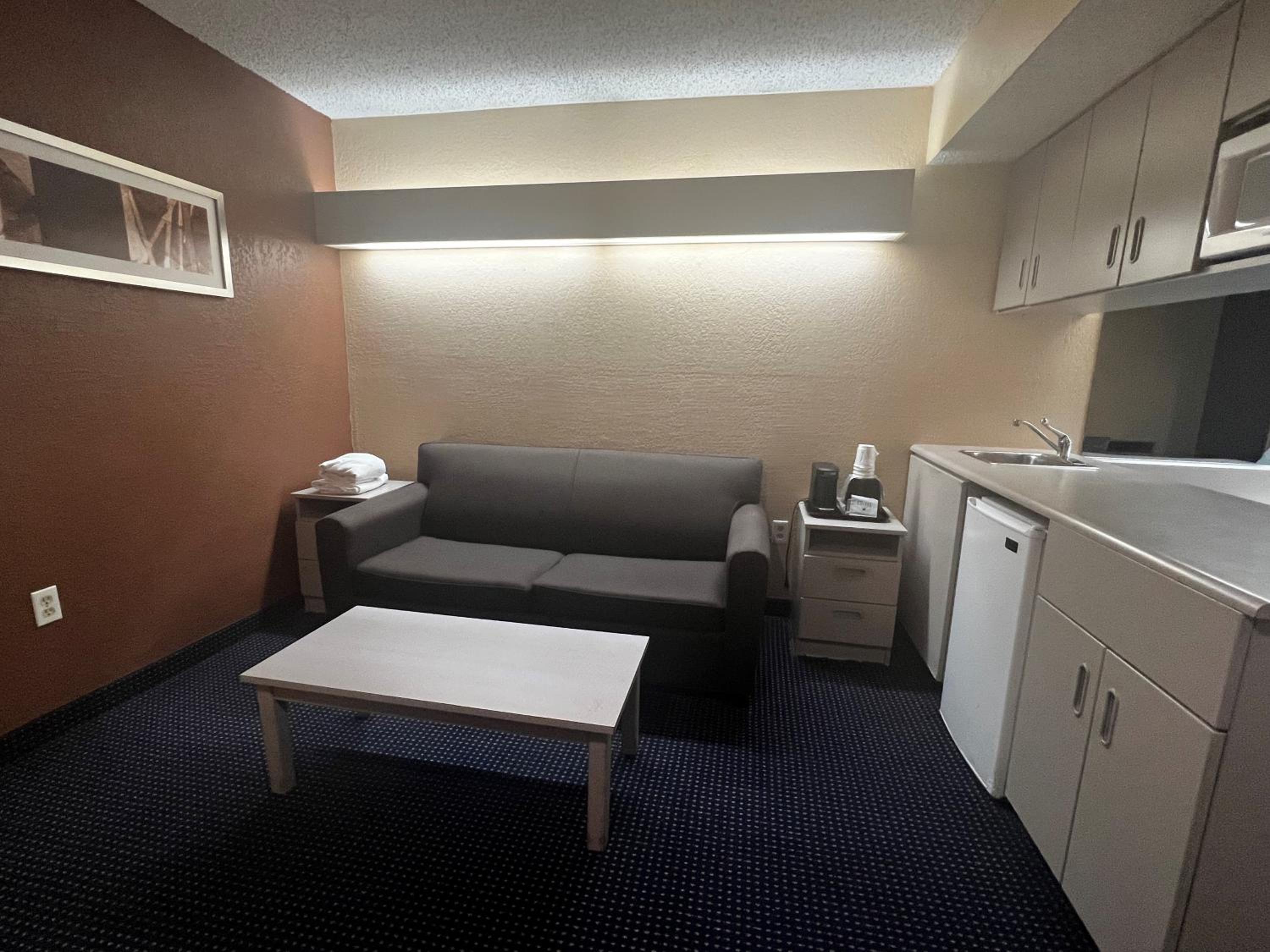 Queen Suite - Non-Smoking - Photo 8
