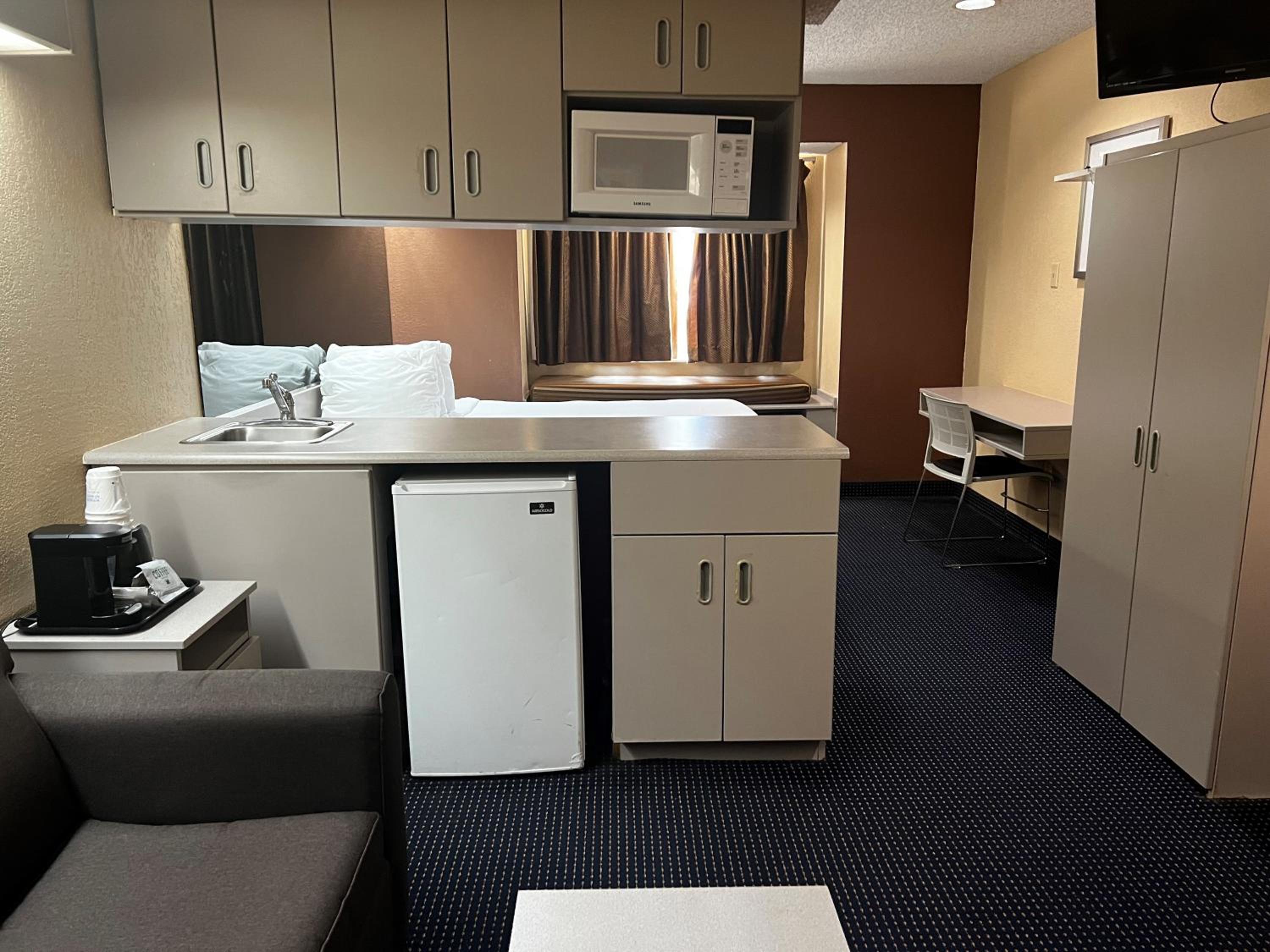 Queen Suite - Non-Smoking - Photo 2
